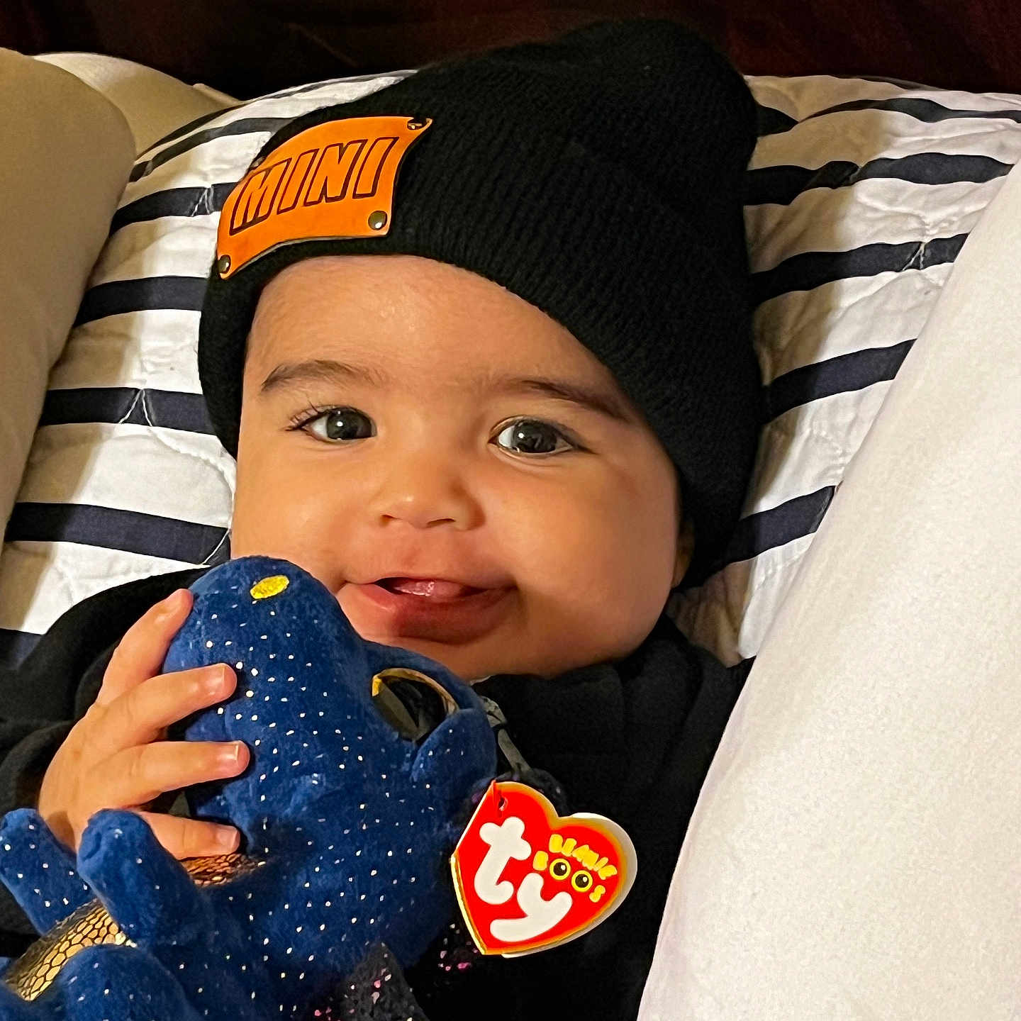 Lakai is registered to the contest to win money with this photo: baby, baseballcap, bodypart, cap, clothing, couch, cushion, face, finger, furniture, glove, hand, happy, hat, head, homedecor, person, photography, portrait, smile