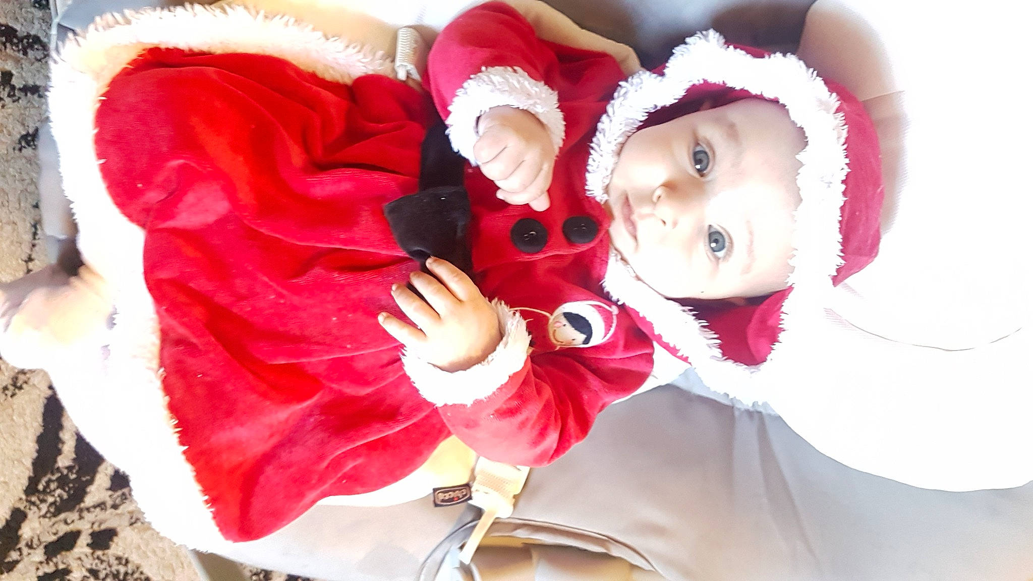 Almas a rejoint le concours — aidez-le/la à gagner de superbes lots ! baby, baby_toddler_clothing, beanie, bonnet, costume, costume_accessory, fur, fur_clothing, glove, headwear, hood, knit_cap, parka, person, red, winter