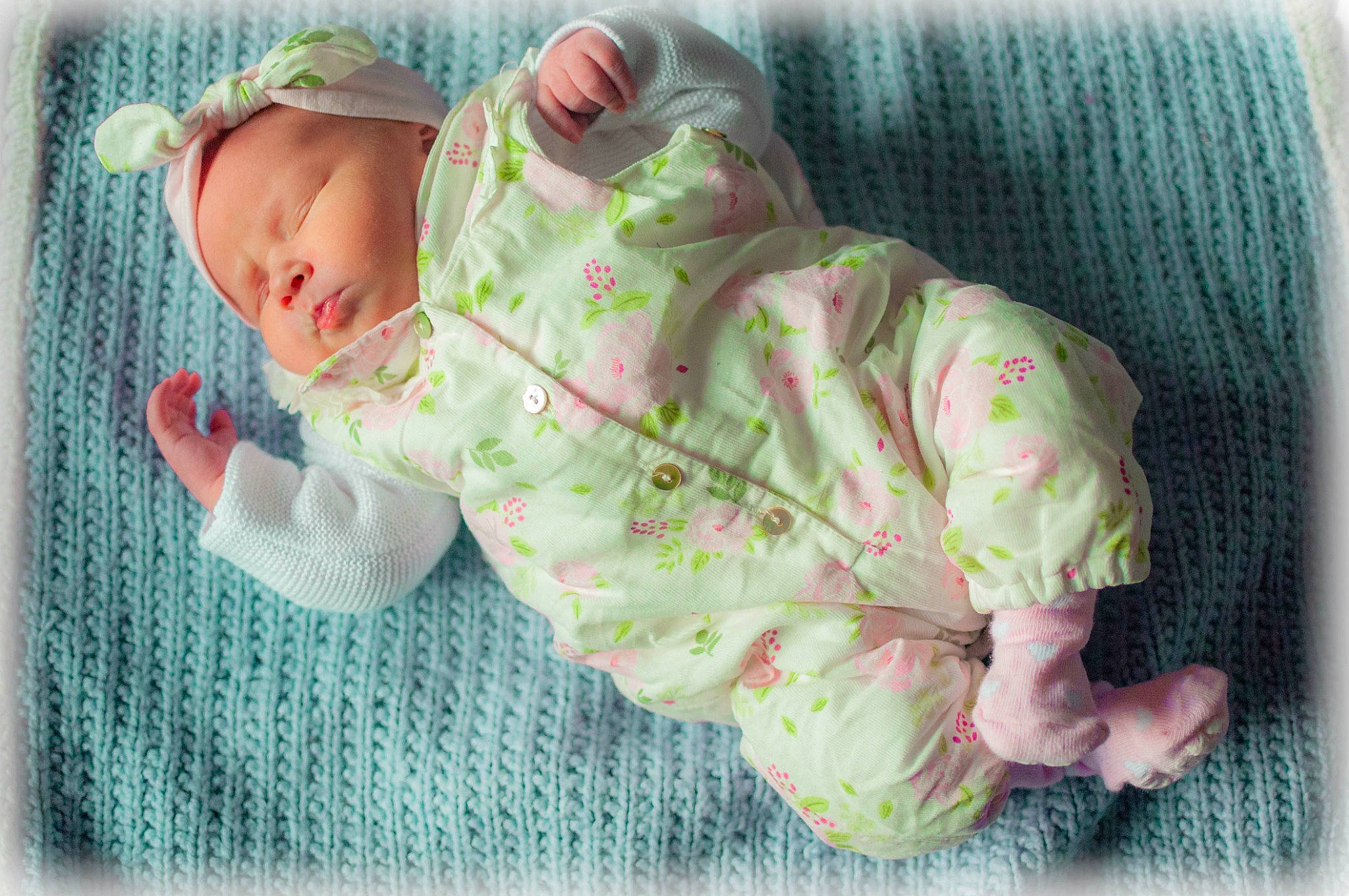 Juliana a rejoint le concours — aidez-le/la à gagner de superbes lots ! baby, baby_products, baby_sleeping, baby_toddler_clothing, baby_toys, bedtime, child, comfort, grass, linens, nap, nightwear, pattern, person, pink, sitting, sleep, sleeve, textile, toddler