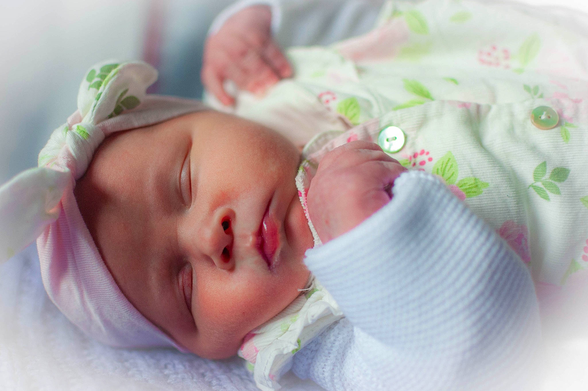 Juliana a rejoint le concours — aidez-le/la à gagner de superbes lots ! arm, baby, baby_sleeping, baby_toddler_clothing, cheek, comfort, ear, facial_expression, finger, hand, headgear, headwear, iris, lip, mammal, mouth, nose, person, pink, product