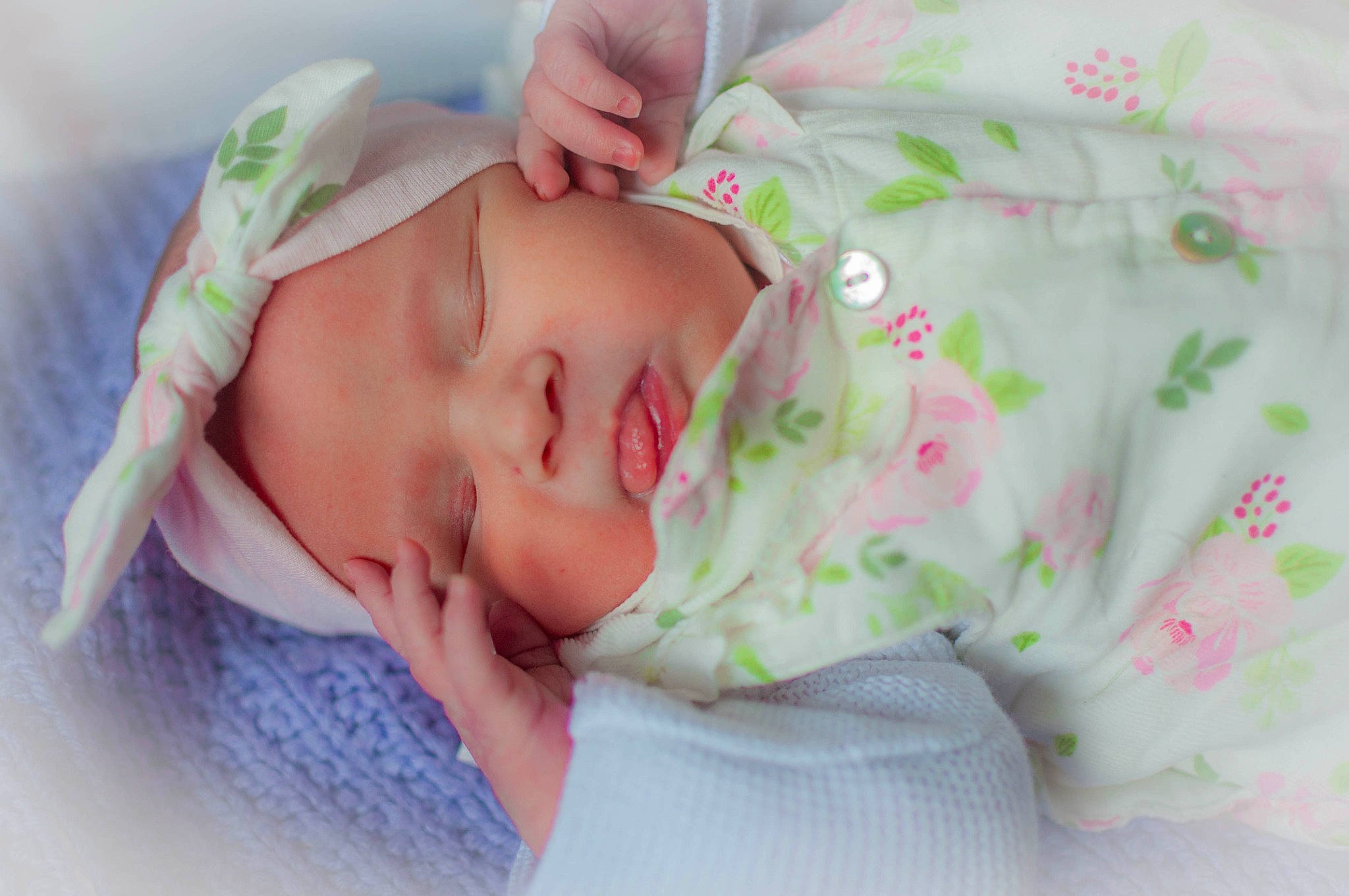 Juliana a rejoint le concours — aidez-le/la à gagner de superbes lots ! baby, baby_sleeping, baby_toddler_clothing, bedtime, cheek, child, comfort, eyelash, face, facial_expression, grass, happy, hat, headgear, headwear, nose, person, pink, skin, sleeve