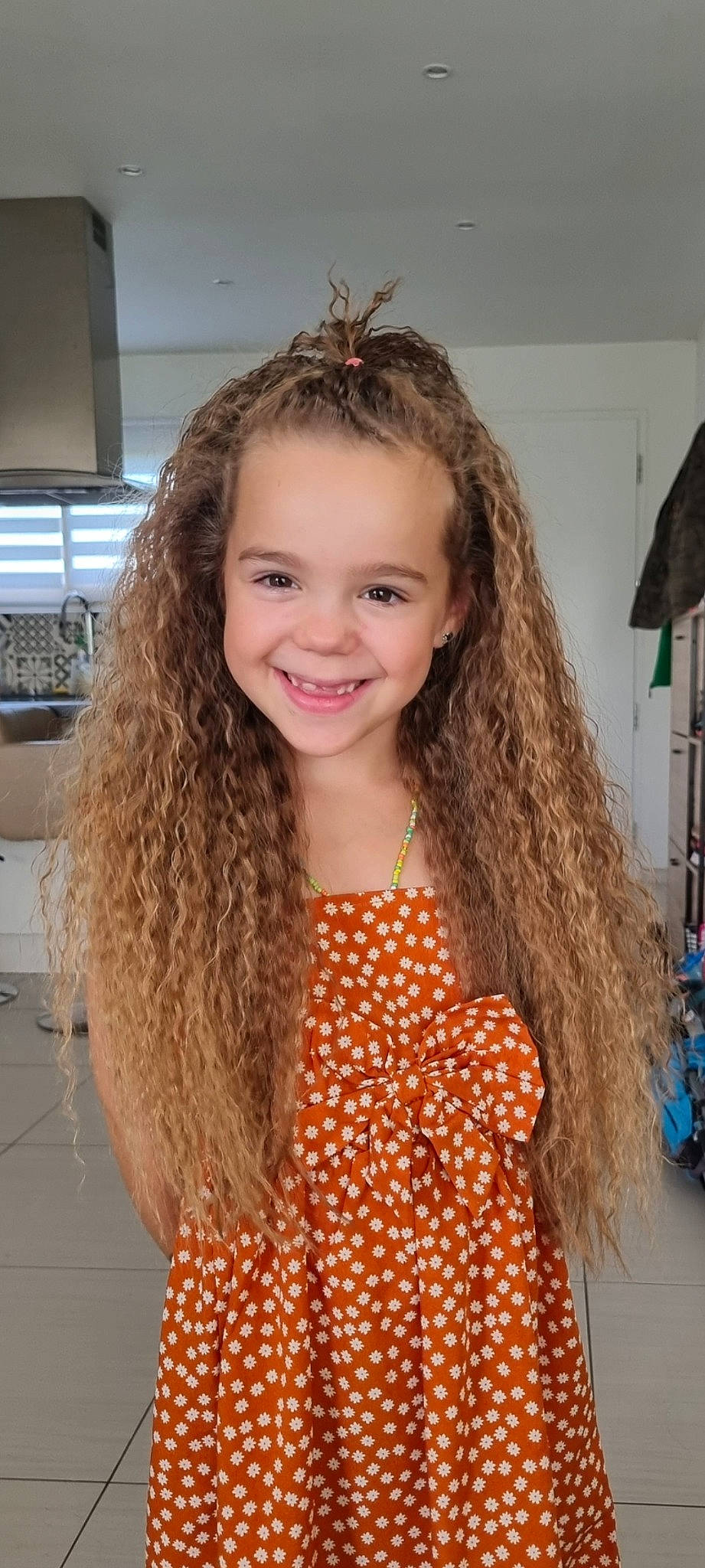 Mélyna participe au concours pour gagner de l'argent avec cette photo : blond, brown_hair, chin, computer_keyboard, event, eyelash, fashion_design, flooring, fun, hair, hairstyle, happy, human_body, joy, long_hair, makeover, neck, pattern, person, ringlet