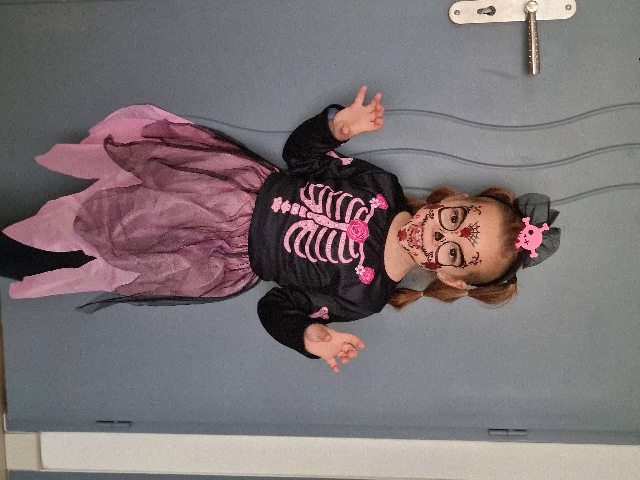 Mélyna participe au concours pour gagner de l'argent avec cette photo : elbow, flash_photography, font, fun, gesture, happy, jewellery, magenta, person, pink, room, sleeve, smile, t_shirt, wrist