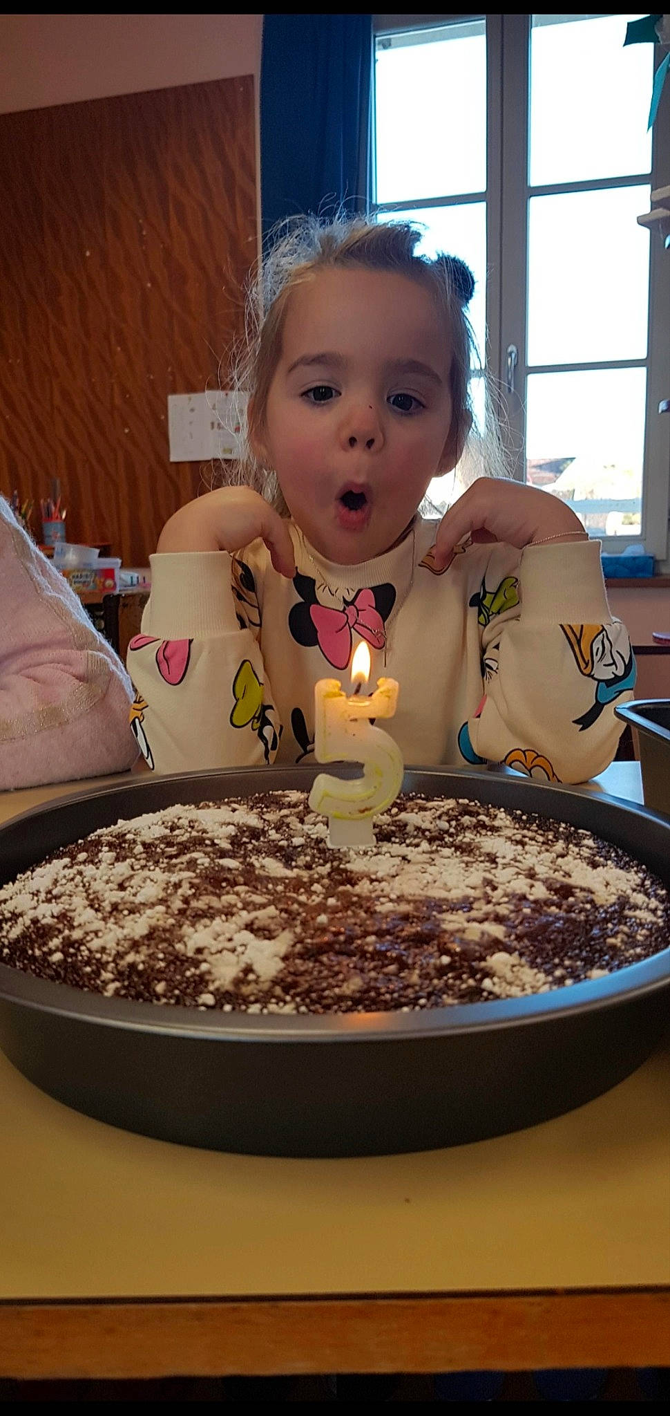 Mélyna a rejoint le concours — aidez-le/la à gagner de superbes lots ! baked_goods, birthday, birthday_cake, birthday_candle, cake, cake_decorating, candle, cuisine, dish, event, food, ingredient, person, plate, recipe, sugar_cake, sweetness, table, tableware, toddler