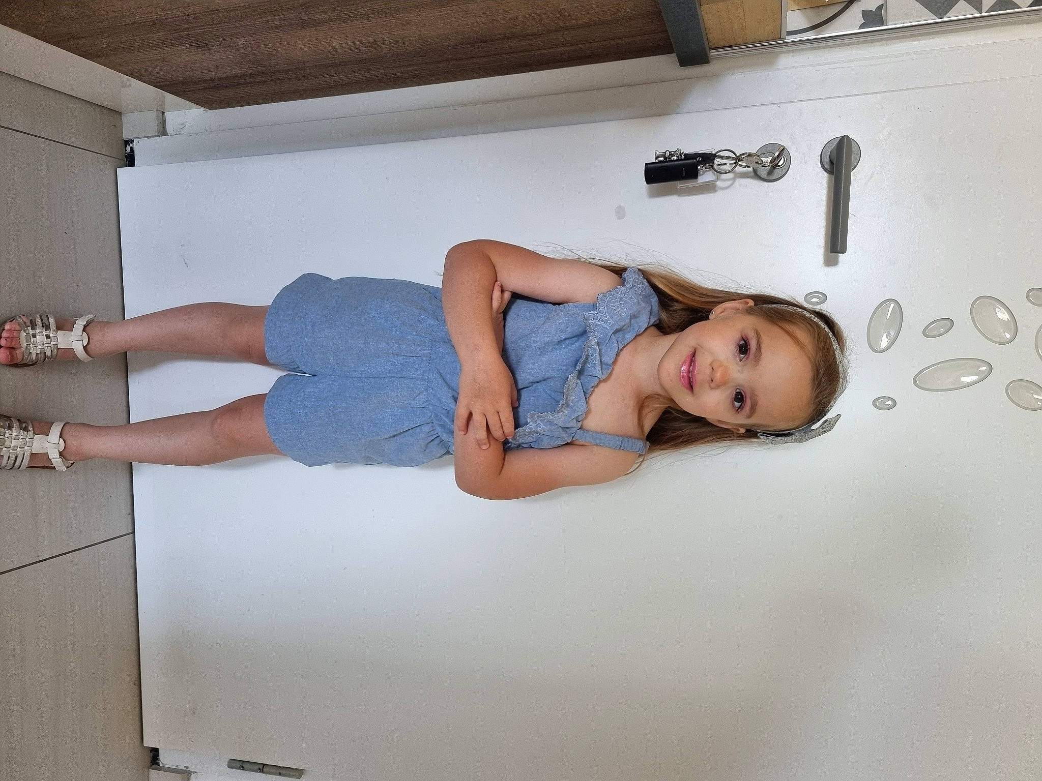 Mélyna participe au concours pour gagner de l'argent avec cette photo : abdomen, automotive_design, comfort, denim, elbow, electric_blue, flooring, foot, fun, human_leg, joint, joy, knee, leg, leisure, person, room, smile, thigh, waist