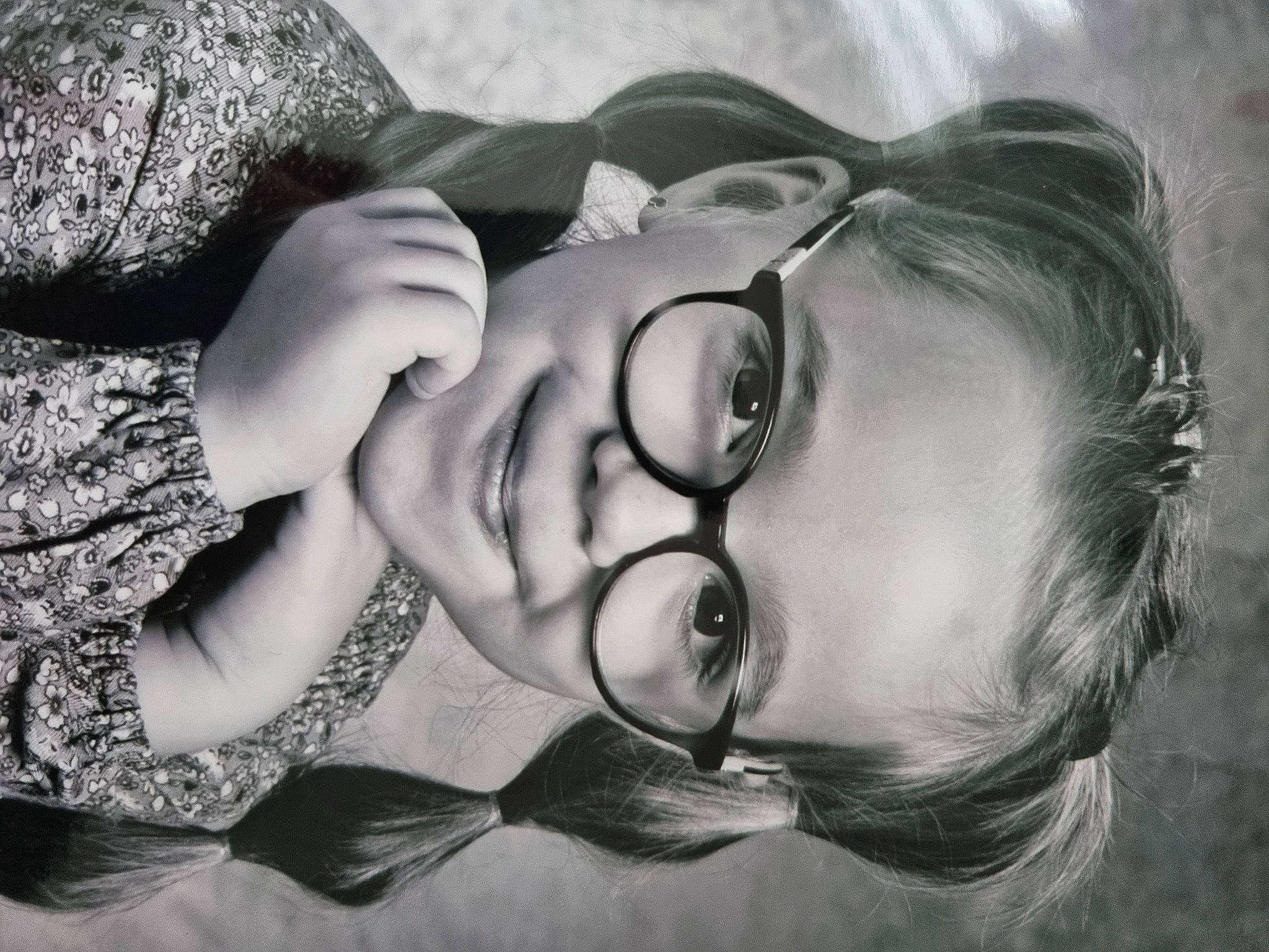 Mélyna participe au concours pour gagner de l'argent avec cette photo : black_and_white, ear, eyebrow, eyelash, eyewear, flash_photography, gesture, glasses, hand, happy, human_body, jaw, lip, mouth, neck, nose, organ, person, skin, smile