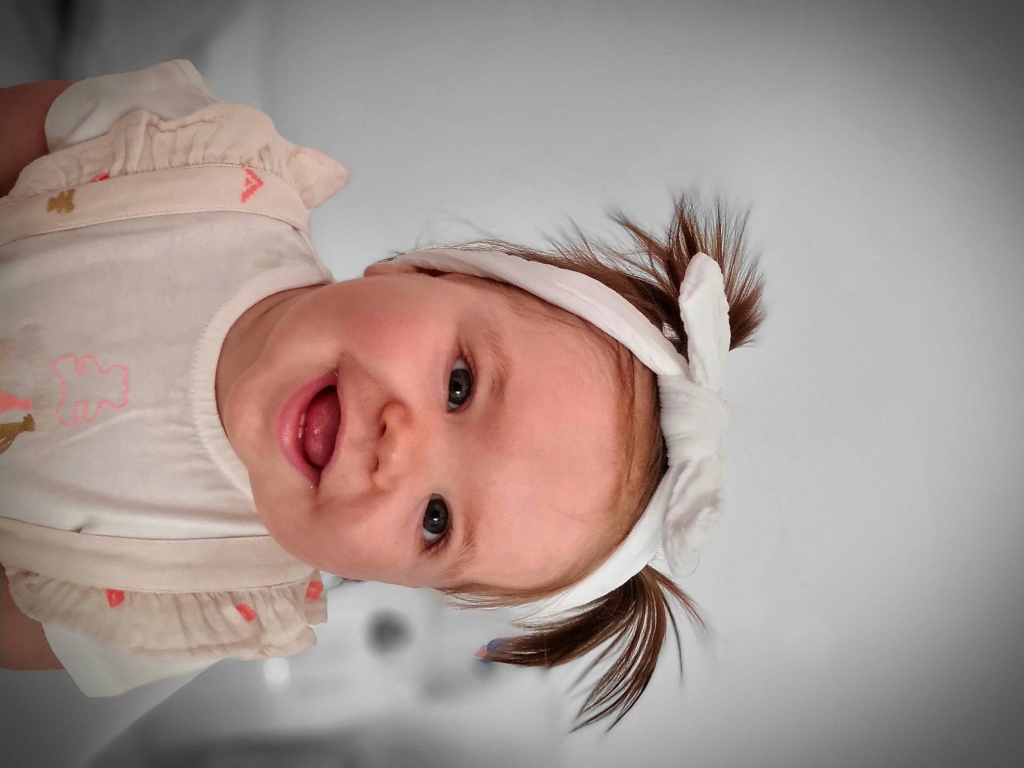 Maélya a rejoint le concours — aidez-le/la à gagner de superbes lots ! baby, baby_toddler_clothing, cheek, child, eye, eyebrow, eyelash, flash_photography, fur, happy, headgear, human_body, iris, joy, lip, neck, nose, person, portrait_photography, smile