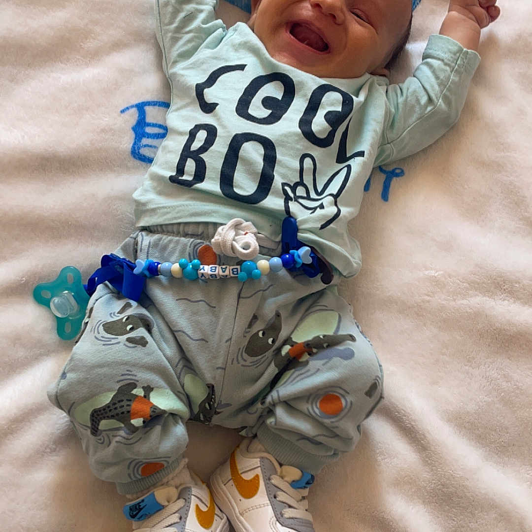 Mariano a rejoint le concours — aidez-le/la à gagner de superbes lots ! baby, bed, blanket, bodypart, clothing, cushion, face, finger, footwear, furniture, glove, hand, head, homedecor, newborn, pants, person, photography, portrait, shoe