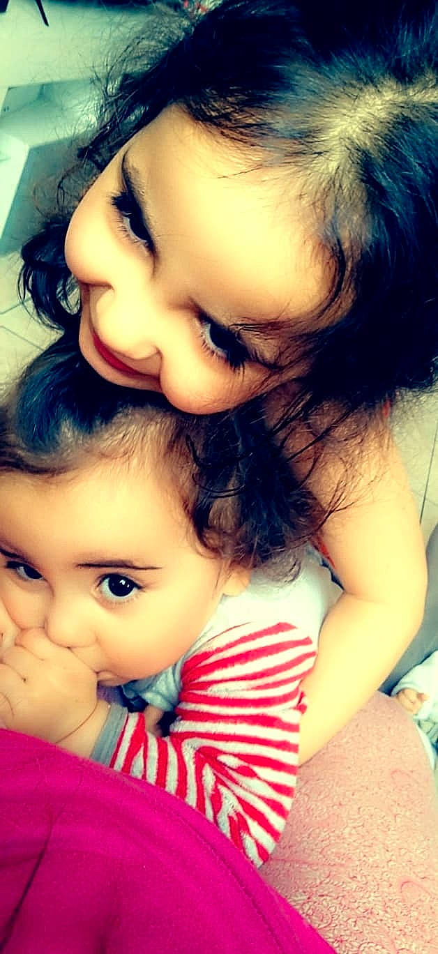 Mayssa a rejoint le concours — aidez-le/la à gagner de superbes lots ! arm, cheek, chin, ear, eyebrow, eyelash, facial_expression, forehead, hairstyle, hand, happy, human, jaw, lip, mouth, nose, organ, person, photograph, plant