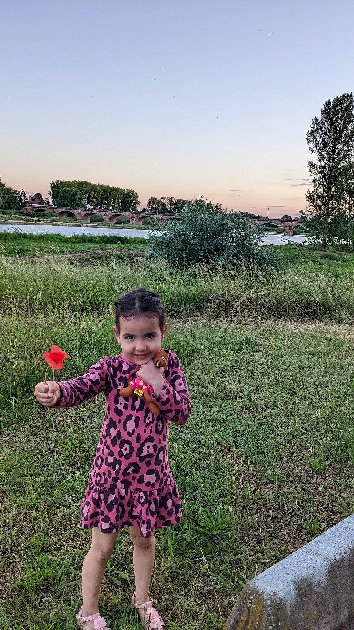 Mayssa participe au concours pour gagner de l'argent avec cette photo : botany, dress, face, flower, gesture, grass, grass_family, grassland, happy, joy, lawn, leisure, meadow, morning, people_in_nature, person, plant, rural_area, sky, summer