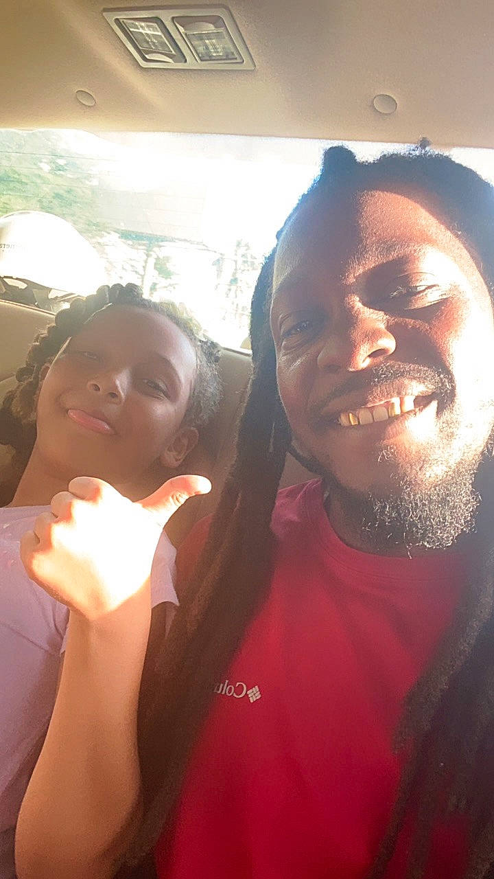 Layla is registered to the contest to win money with this photo: beard, chin, cool, ear, event, eyebrow, eyewear, facial_expression, friendship, fun, gesture, happy, jaw, joy, lip, mouth, neck, nose, person, selfie