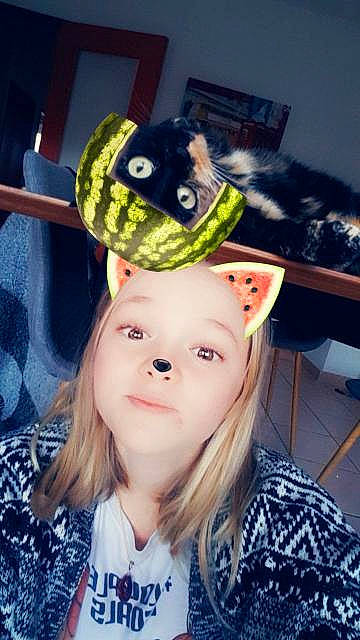 Chipie a rejoint le concours — aidez-le/la à gagner de superbes lots ! beanie, cap, child, clothing, cool, costume, costume_hat, eyewear, fashion_accessory, fictional_character, fun, happy, headgear, knit_cap, party_supply, personal_protective_equipment, selfie, stuffed_toy, t_shirt, toddler