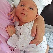 Gabriel a rejoint le concours — aidez-le/la à gagner de superbes lots ! baby, infant, hat, onesie, hand, person, arm, face, eyes, clothing, soft, pink, gray, cute, newborn, portrait, indoor, holding, rest, cozy
