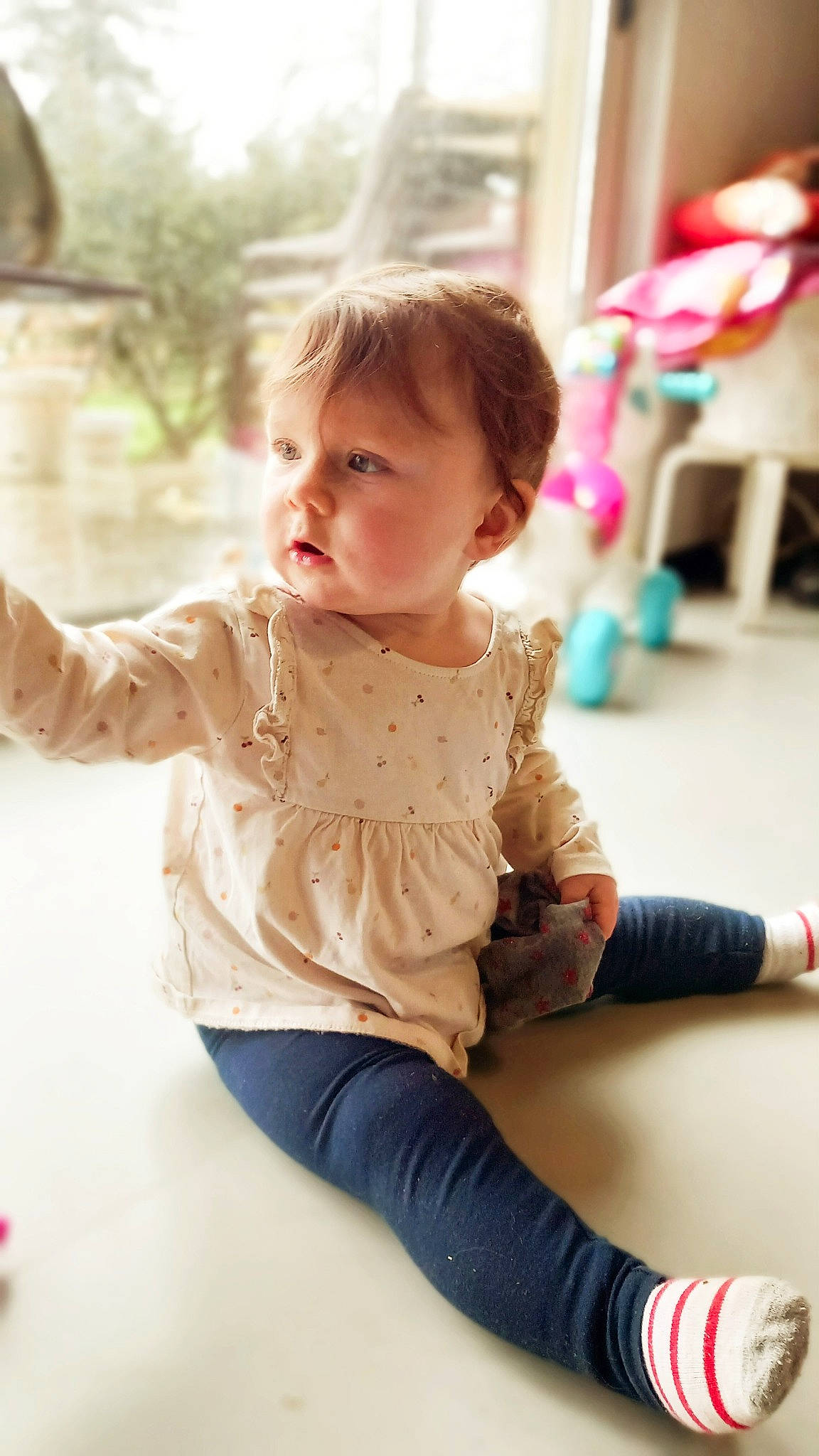 April a rejoint le concours — aidez-le/la à gagner de superbes lots ! baby, baby_toddler_clothing, blond, child, fun, hairstyle, happy, human_leg, joint, knee, leisure, person, pink, sitting, skin, sleeve, sock, standing, thigh, toddler