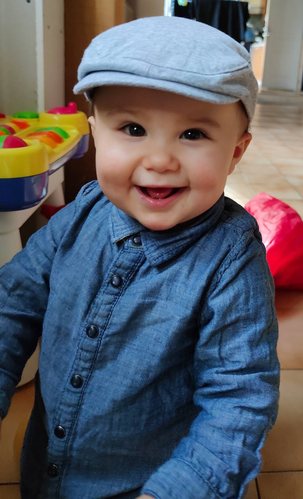 Louis a rejoint le concours — aidez-le/la à gagner de superbes lots ! baby, baby_laughing, baby_products, baby_toddler_clothing, baby_toys, bonnet, button, cap, cheek, child, cricket_cap, eye, headwear, joy, laugh, overall, person, sleeve, sweater, toddler