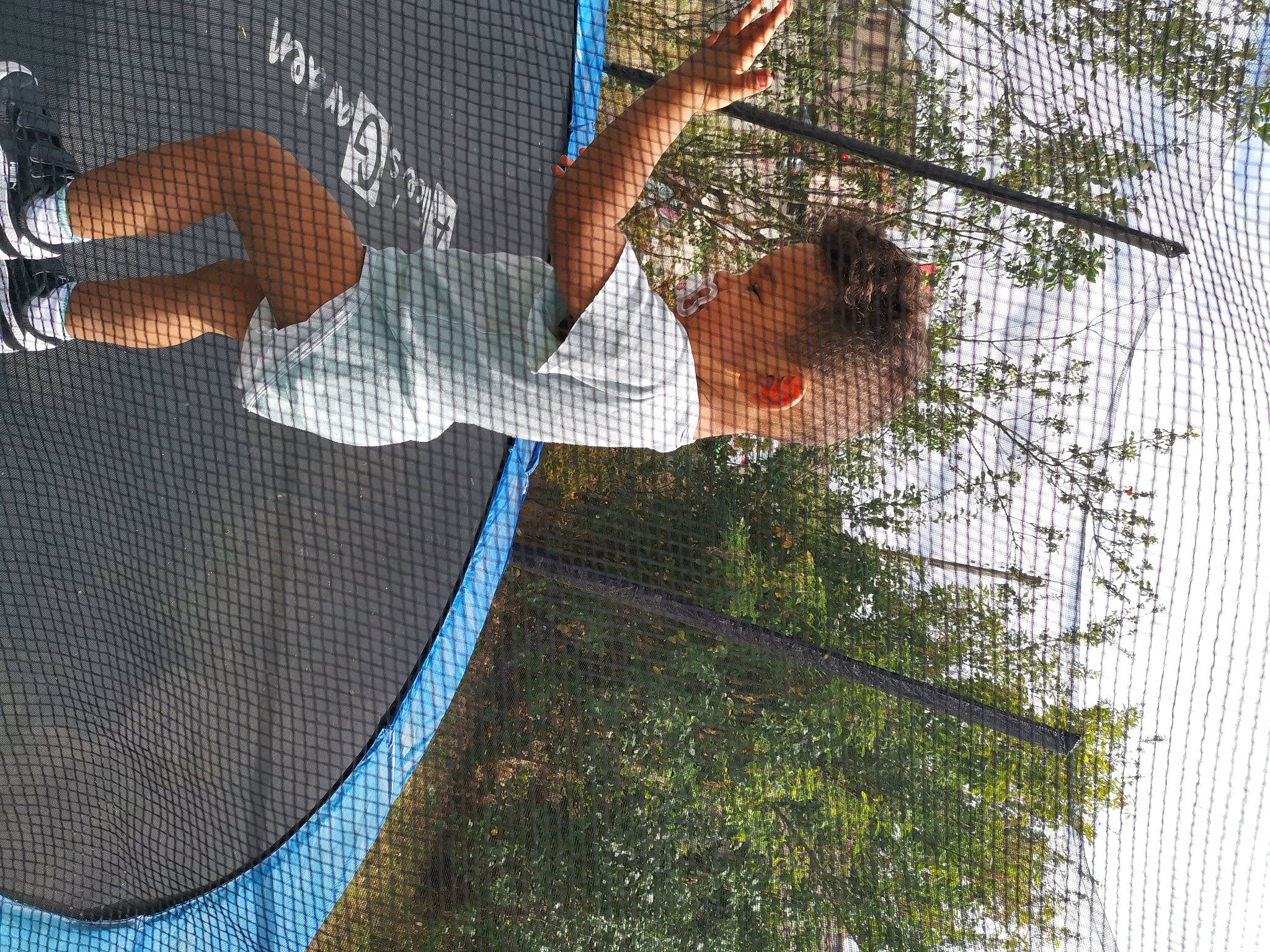 Johan a rejoint le concours — aidez-le/la à gagner de superbes lots ! chain_link_fencing, fun, leisure, net, person, reflection, tree