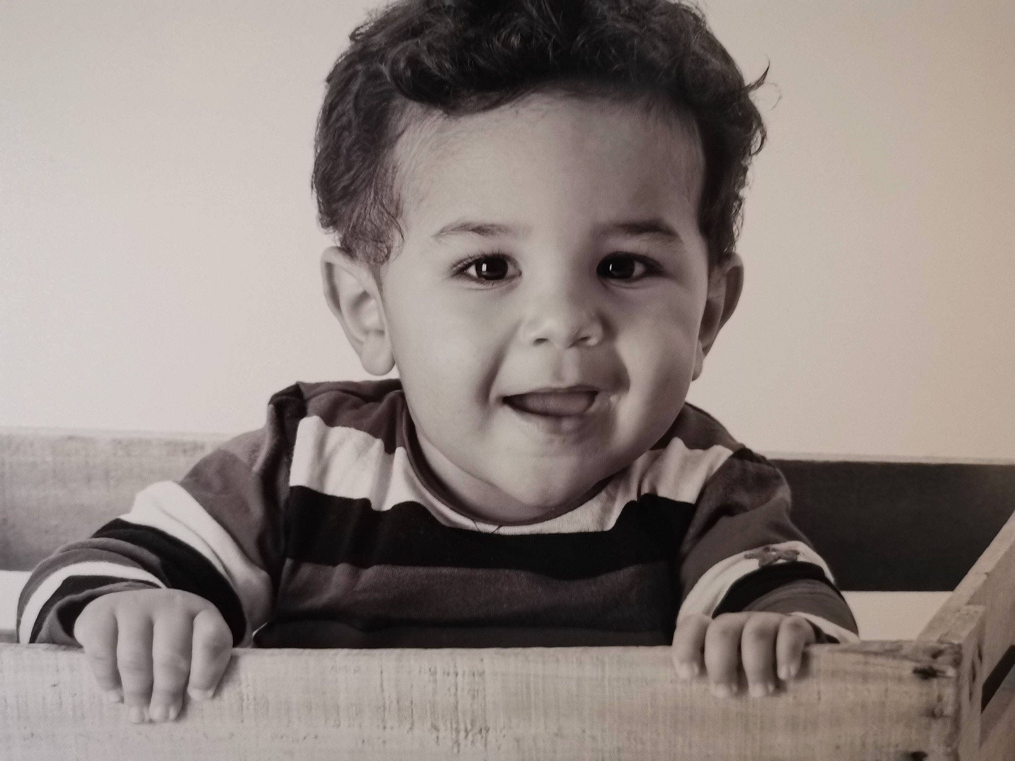 Johan participe au concours pour gagner de l'argent avec cette photo : black_and_white, cheek, child, chin, eye, face, facial_expression, forehead, hairstyle, head, joy, monochrome, nose, organ, person, photograph, photography, portrait, smile, snapshot