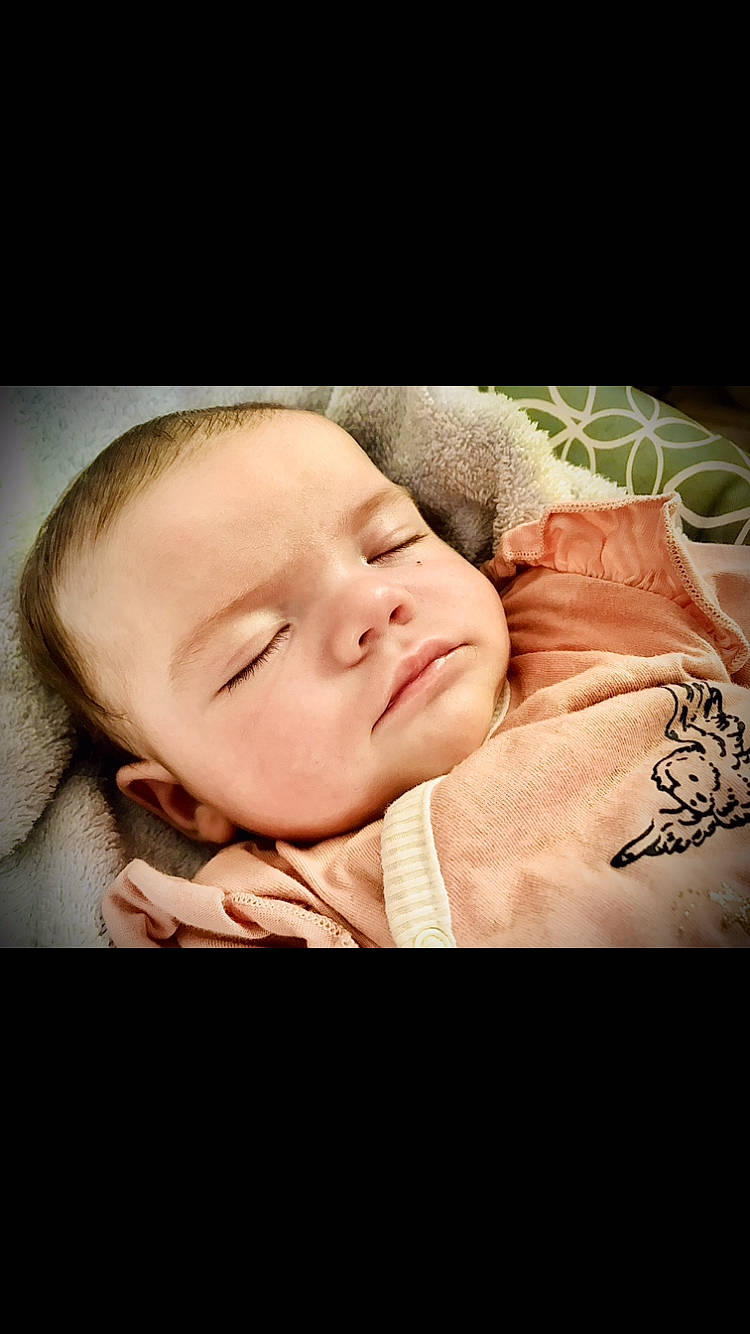 Melody a rejoint le concours — aidez-le/la à gagner de superbes lots ! baby, baby_toddler_clothing, bedtime, cheek, child, comfort, flash_photography, flesh, fur, gesture, grass, happy, nap, nose, pattern, person, portrait, portrait_photography, sleeve, smile