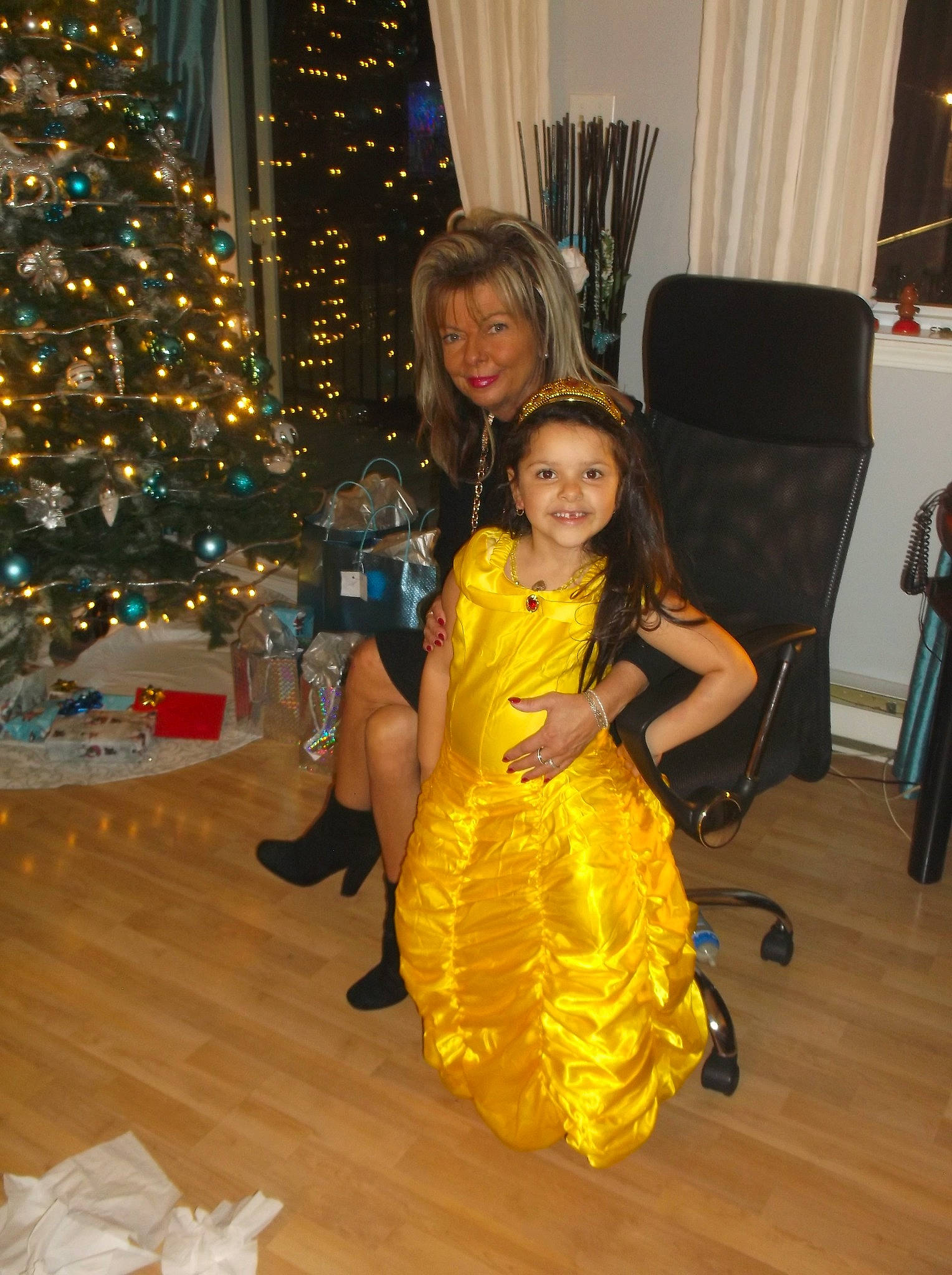 Malyka a rejoint le concours — aidez-le/la à gagner de superbes lots ! chair, christmas_decoration, christmas_ornament, christmas_tree, curtain, dress, event, fashion_design, flooring, formal_wear, fun, happy, holiday_ornament, joy, leisure, lighting, ornament, people, person, smile