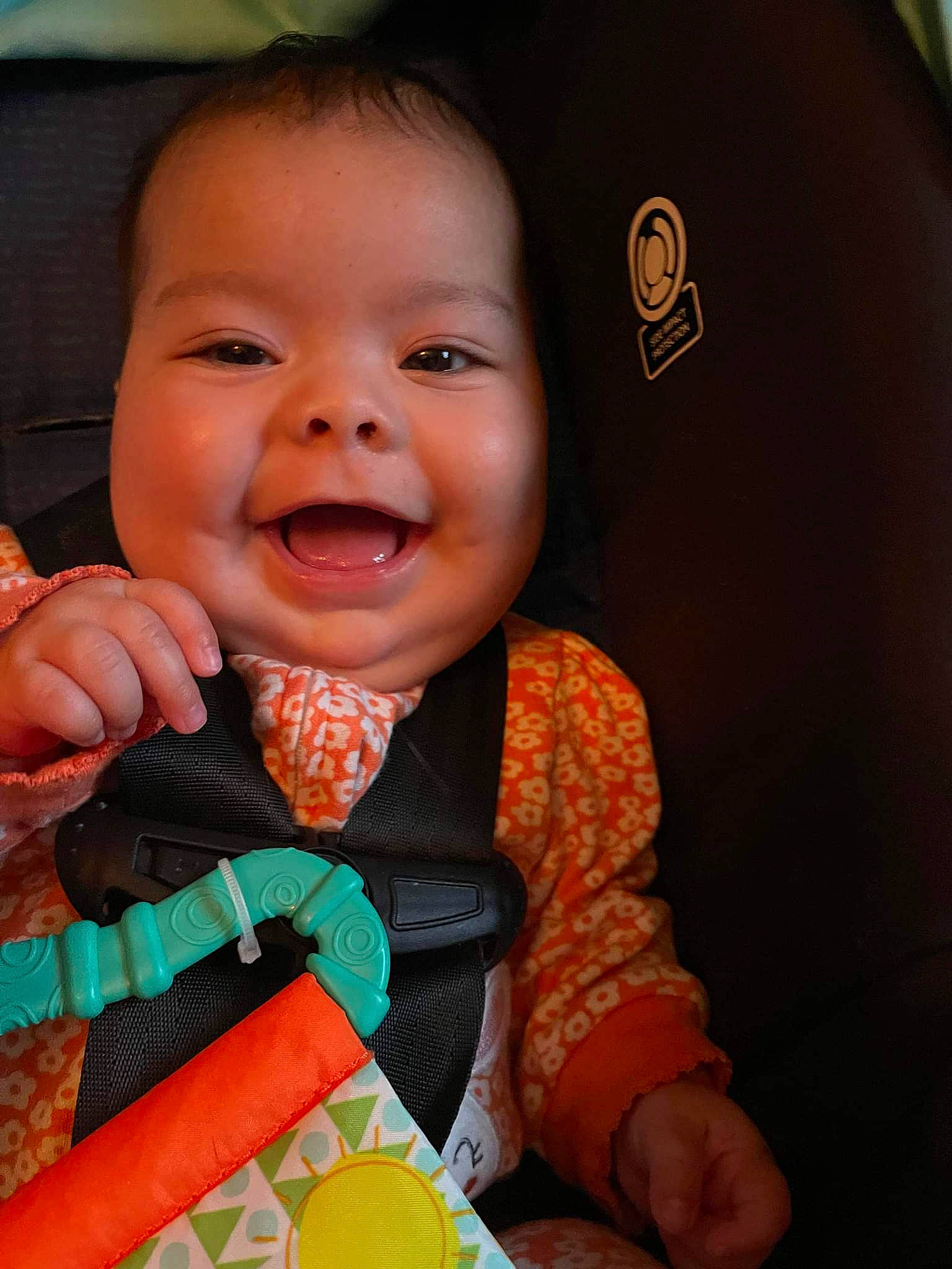 Juliana is registered to the contest to win money with this photo: baby, baby_toddler_clothing, cheek, facial_expression, finger, fun, gesture, hand, happy, head, iris, lip, mouth, nose, orange, person, skin, sleeve, smile, thumb