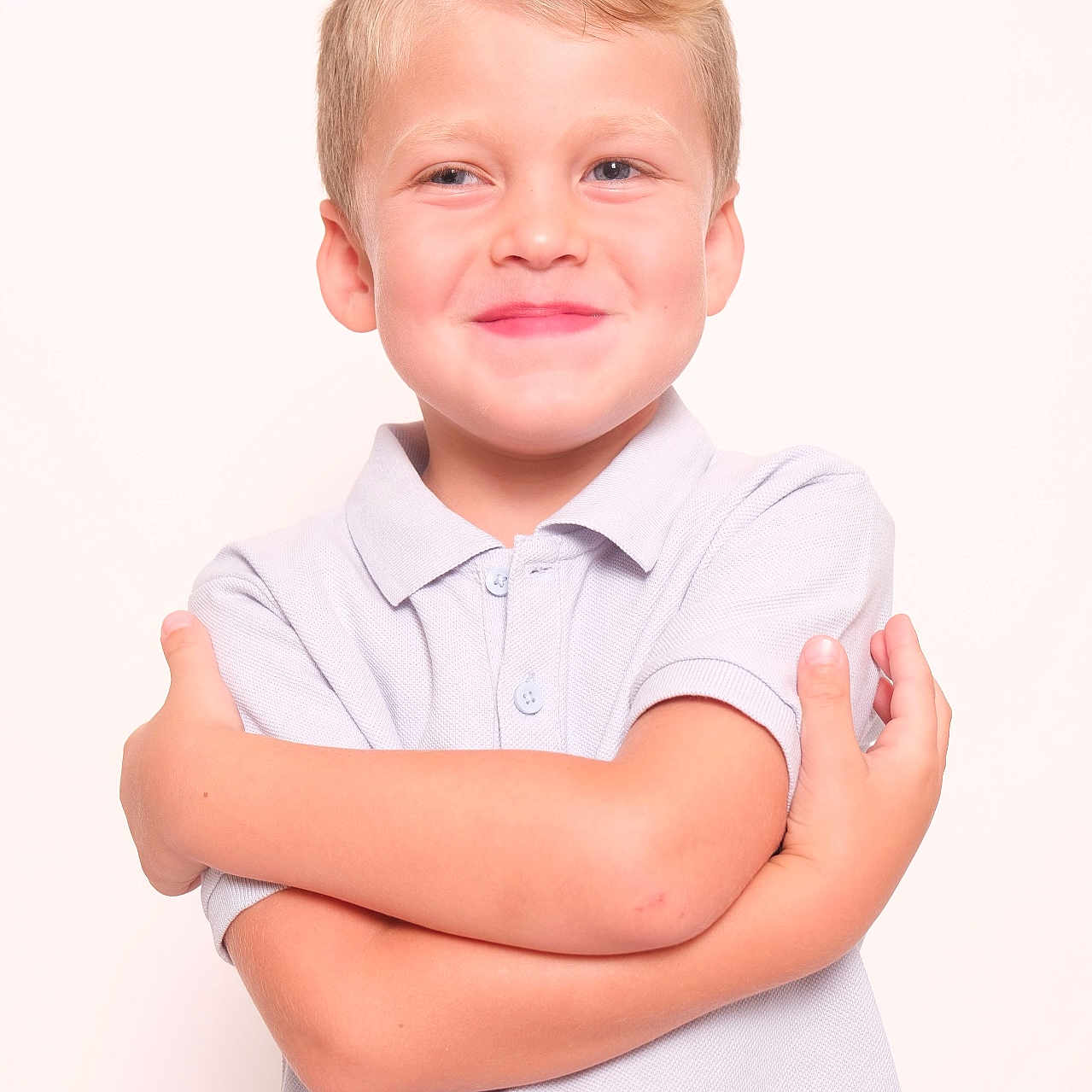 Darryl participe au concours pour gagner de l'argent avec cette photo : arms_crossed, blonde_hair, boy, casual_clothing, child, confident, cute, face, happy, innocence, light_background, person, polo_shirt, portrait, short_sleeves, skin, smile, studio_photo, young, youth