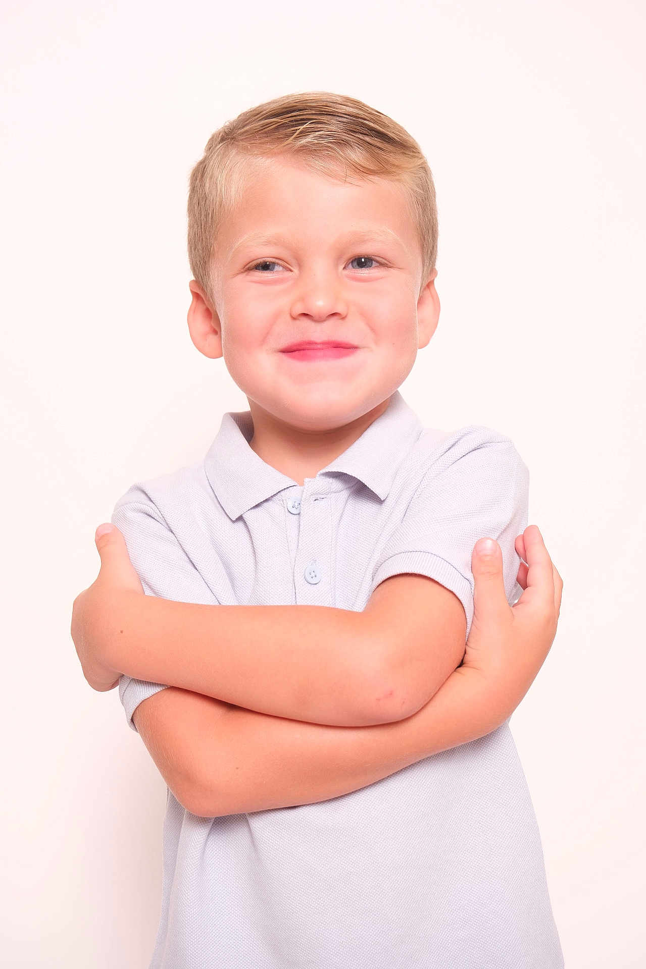 Darryl participe au concours pour gagner de l'argent avec cette photo : child, boy, smile, arms_crossed, blonde_hair, polo_shirt, light_background, portrait, happy, cute, casual_clothing, young, confident, studio_photo, innocence, face, person, short_sleeves, skin, youth