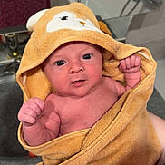 Raphaël Bouthors a rejoint le concours — aidez-le/la à gagner de superbes lots ! baby, infant, towel, bathroom, hooded_towel, cute, wrapped, skin, face, eyes, newborn, person, hand, sink, mirror, reflection, soft, pink, clothing, fresh