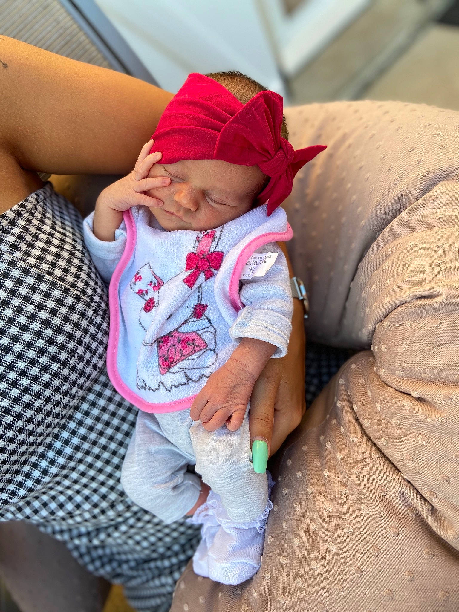 Arya a rejoint le concours — aidez-le/la à gagner de superbes lots ! arm, baby, birth, child, leg, person, pink, sleep, smile, toddler