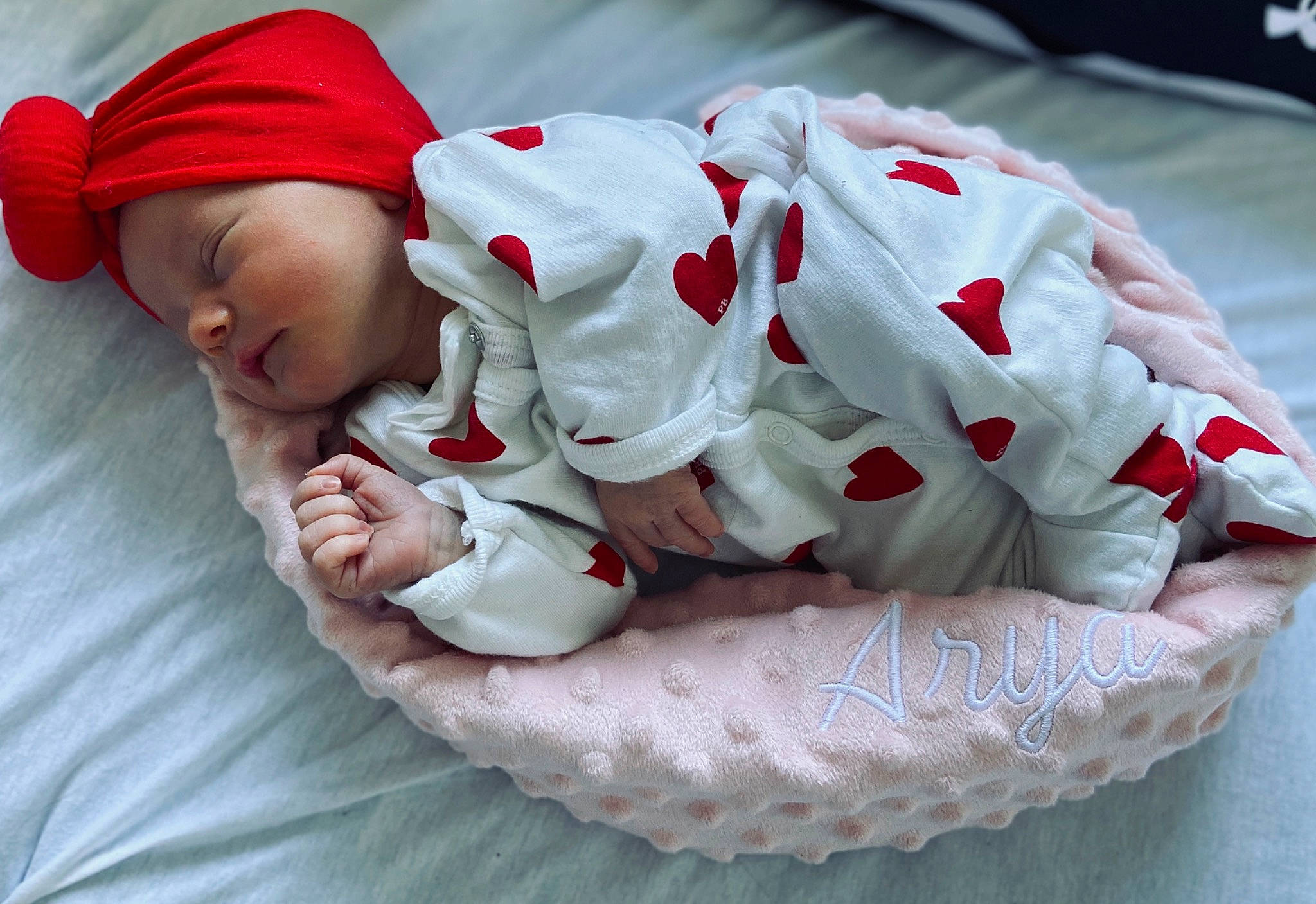 Arya a rejoint le concours — aidez-le/la à gagner de superbes lots ! baby, baby_products, baby_sleeping, child, headgear, linens, person, product, toddler