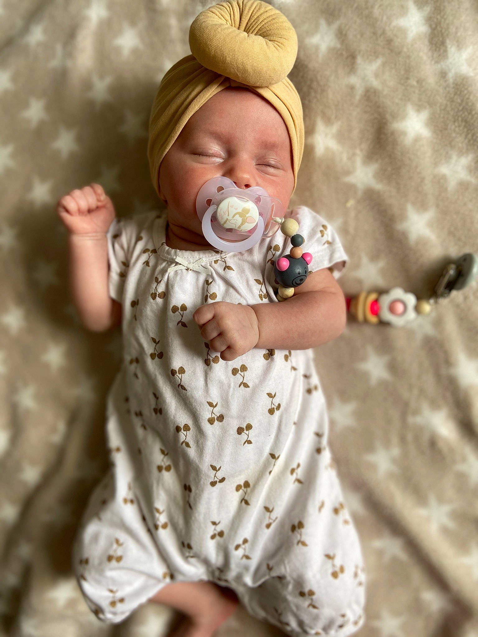 Arya participe au concours pour gagner de l'argent avec cette photo : baby, child, happy, person, play, sleeve, smile, toddler