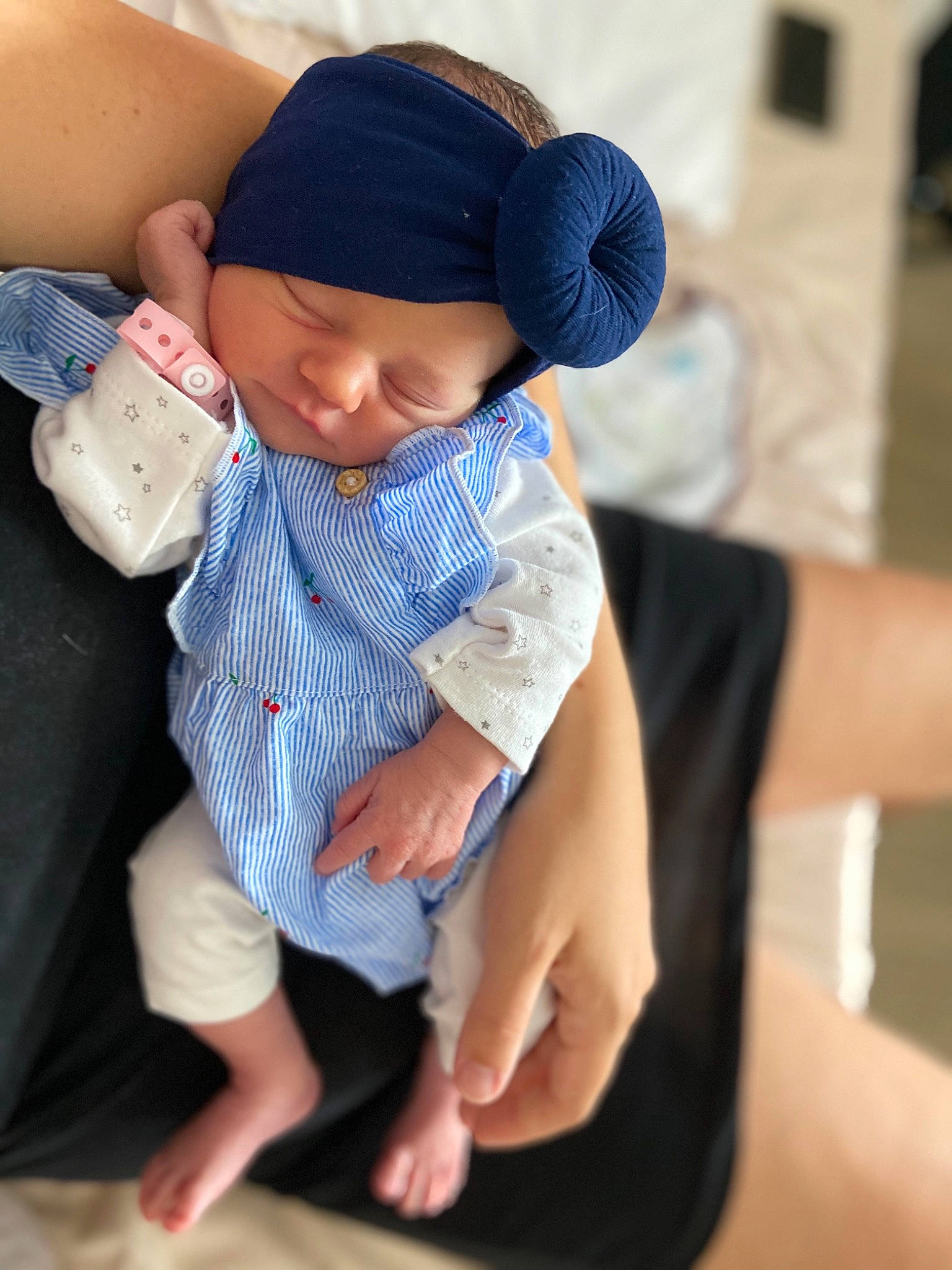 Arya participe au concours pour gagner de l'argent avec cette photo : arm, baby, cap, child, headgear, headwear, person, sitting, toddler