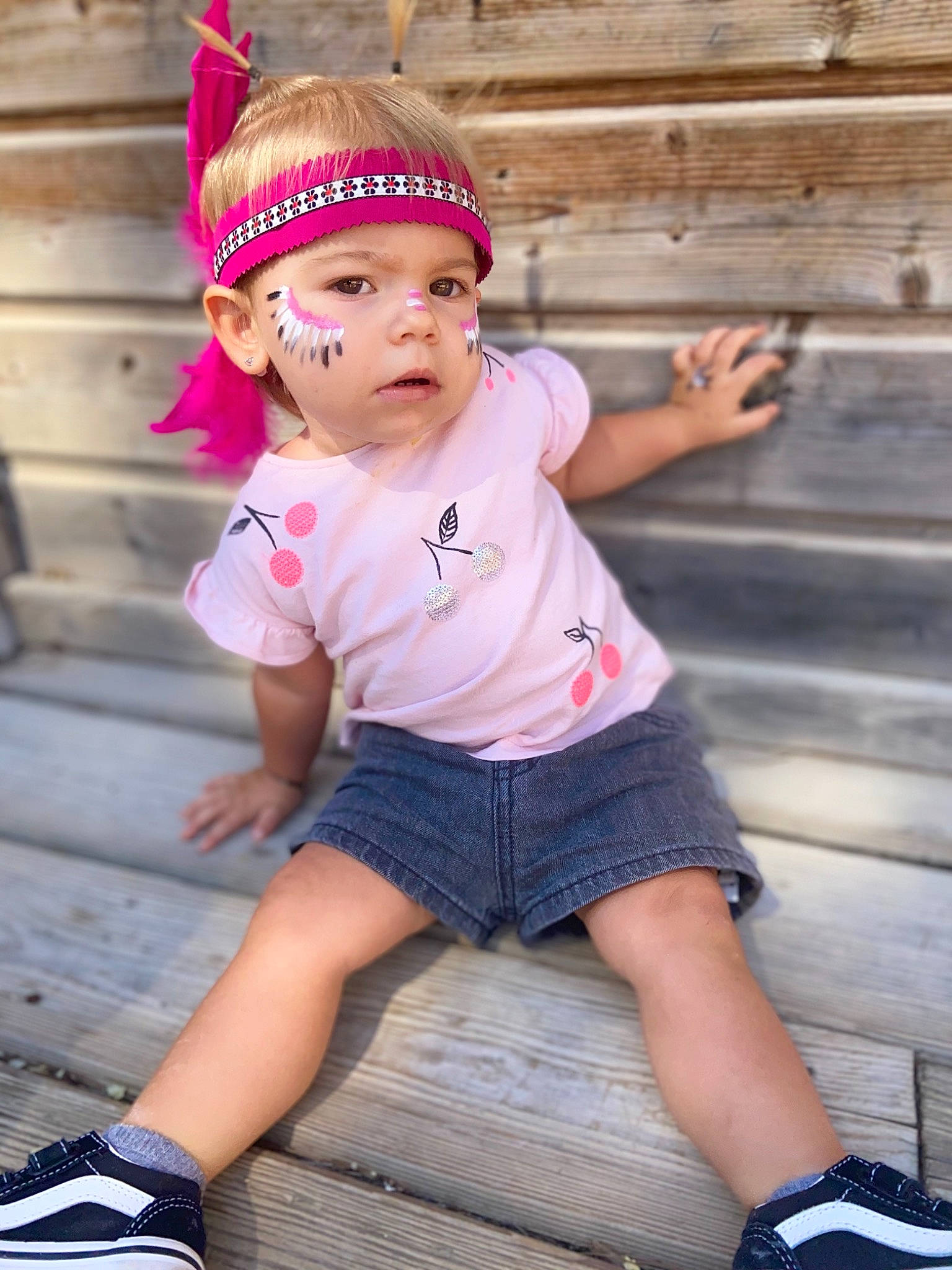 Lana a rejoint le concours — aidez-le/la à gagner de superbes lots ! baby, beauty, cap, child, child_model, cool, headgear, headwear, leg, people, person, photo_shoot, photography, pink, shorts, sitting, skin, sleeve, smile, t_shirt