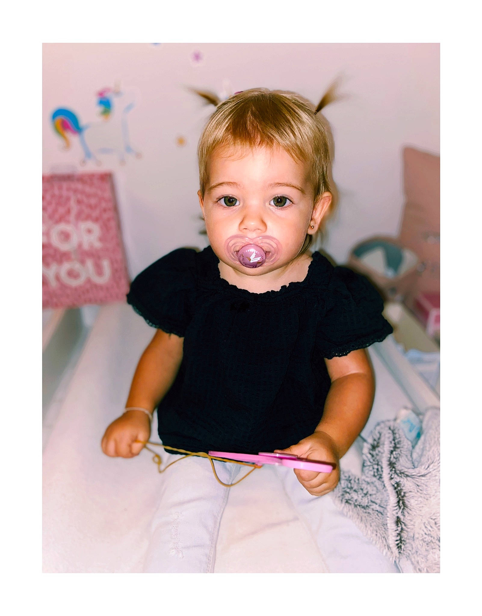 Lana participe au concours pour gagner de l'argent avec cette photo : arm, baby, blond, cheek, child, eye, face, facial_expression, finger, hair, head, iris, person, photography, pink, skin, sleeve, smile, standing, t_shirt