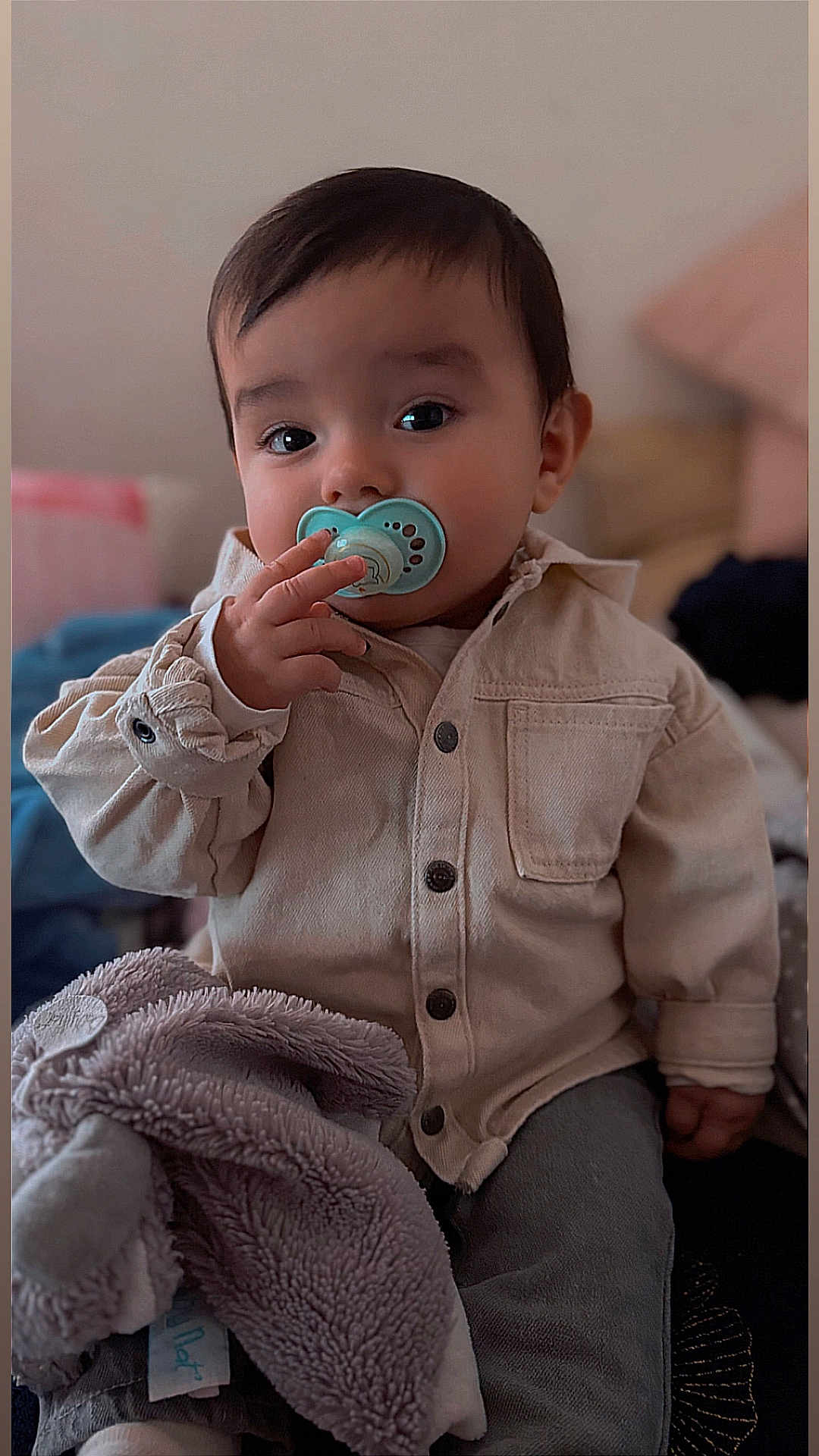 Soann a rejoint le concours — aidez-le/la à gagner de superbes lots ! baby, child, pacifier, stuffed_animal, plush_toy, jacket, indoor, portrait, cute, infant, cozy, seated, clothing, soft_toy, hand, face, young_child, casual_wear, expression, comfort