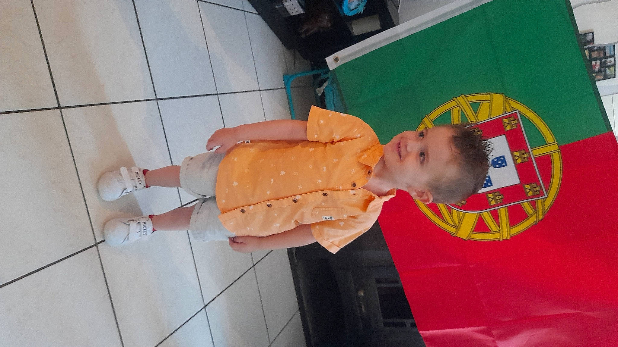 Malonn participe au concours pour gagner de l'argent avec cette photo : baby, baby_toddler_clothing, child, flooring, foot, fun, hardwood, hat, human_leg, joy, pattern, person, room, thigh, toddler, wood