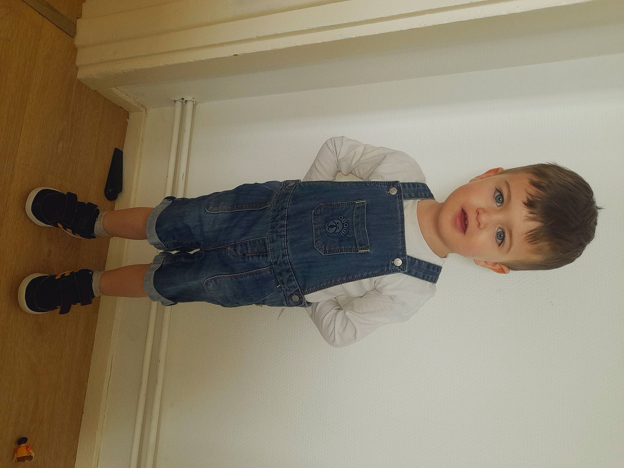 Malonn a rejoint le concours — aidez-le/la à gagner de superbes lots ! baby, collar, comfort, denim, dress_shirt, elbow, electric_blue, flooring, gesture, hand, hardwood, jeans, knee, person, room, sleeve, toddler, waist, walking_shoe, wood