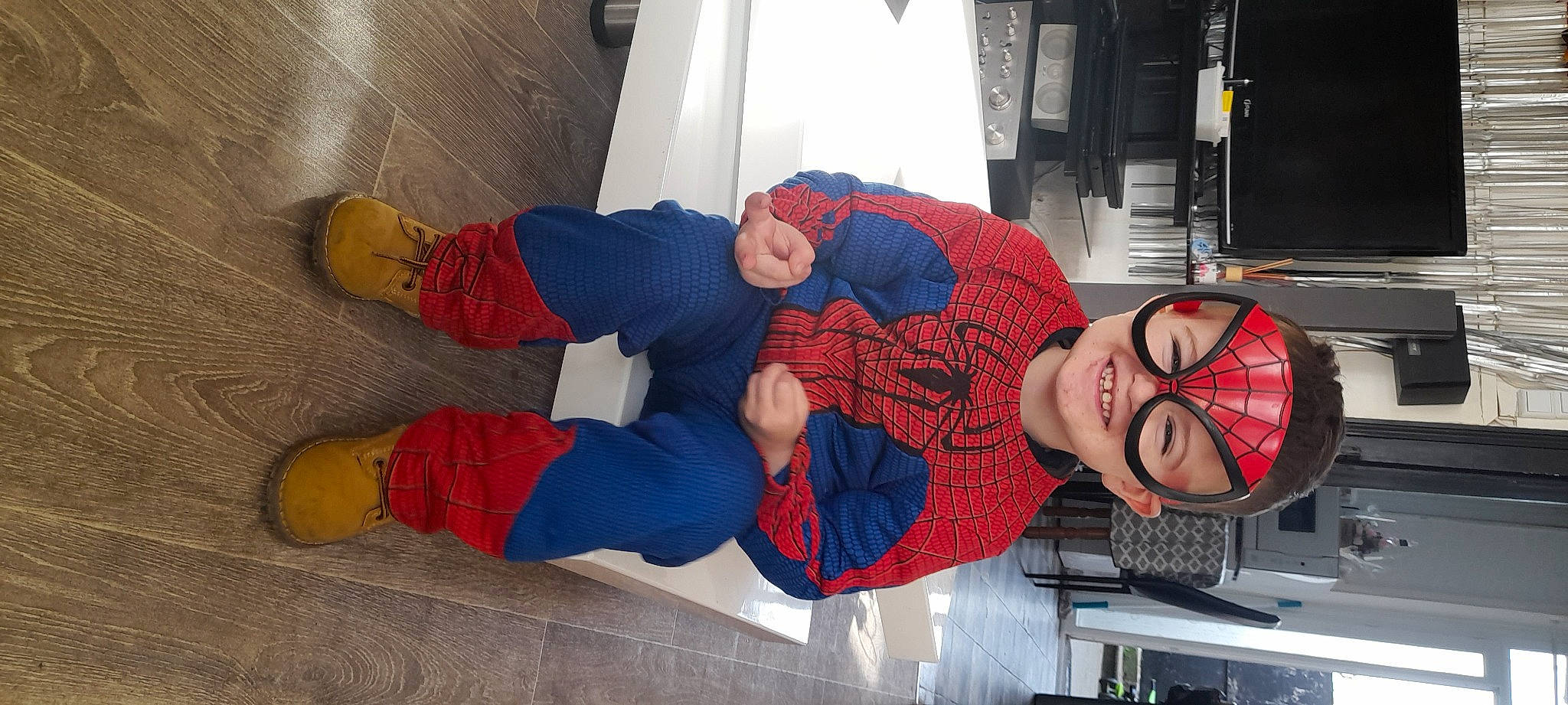 Malonn participe au concours pour gagner de l'argent avec cette photo : avengers, bicycle_helmet, carmine, cosplay, costume, electric_blue, eyewear, fictional_character, flooring, fun, headwear, helmet, human_leg, joy, knee, orange, person, personal_protective_equipment, red, spider_man