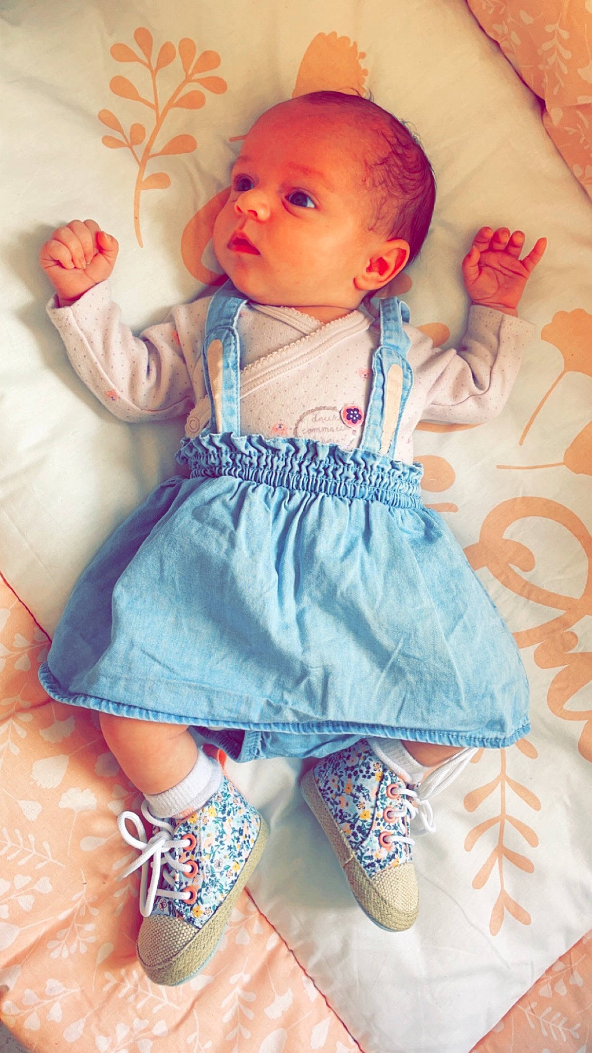 Lyana a rejoint le concours — aidez-le/la à gagner de superbes lots ! azure, baby, baby_toddler_clothing, cheek, child, day_dress, dress, eye, face, finger, iris, neck, one_piece_garment, pattern, person, pink, skin, sleeve, textile, toddler