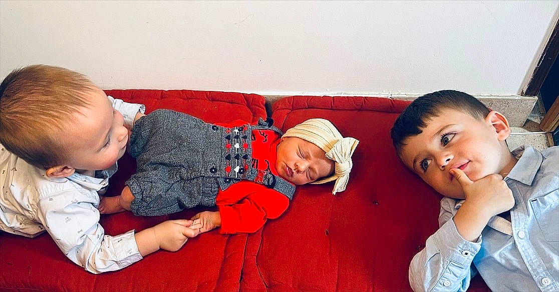 Lyana participe au concours pour gagner de l'argent avec cette photo : baby, baby_toddler_clothing, child, comfort, couch, elbow, eye, face, fun, gesture, happy, head, headwear, human_body, lap, person, sharing, skin, sleeve, smile