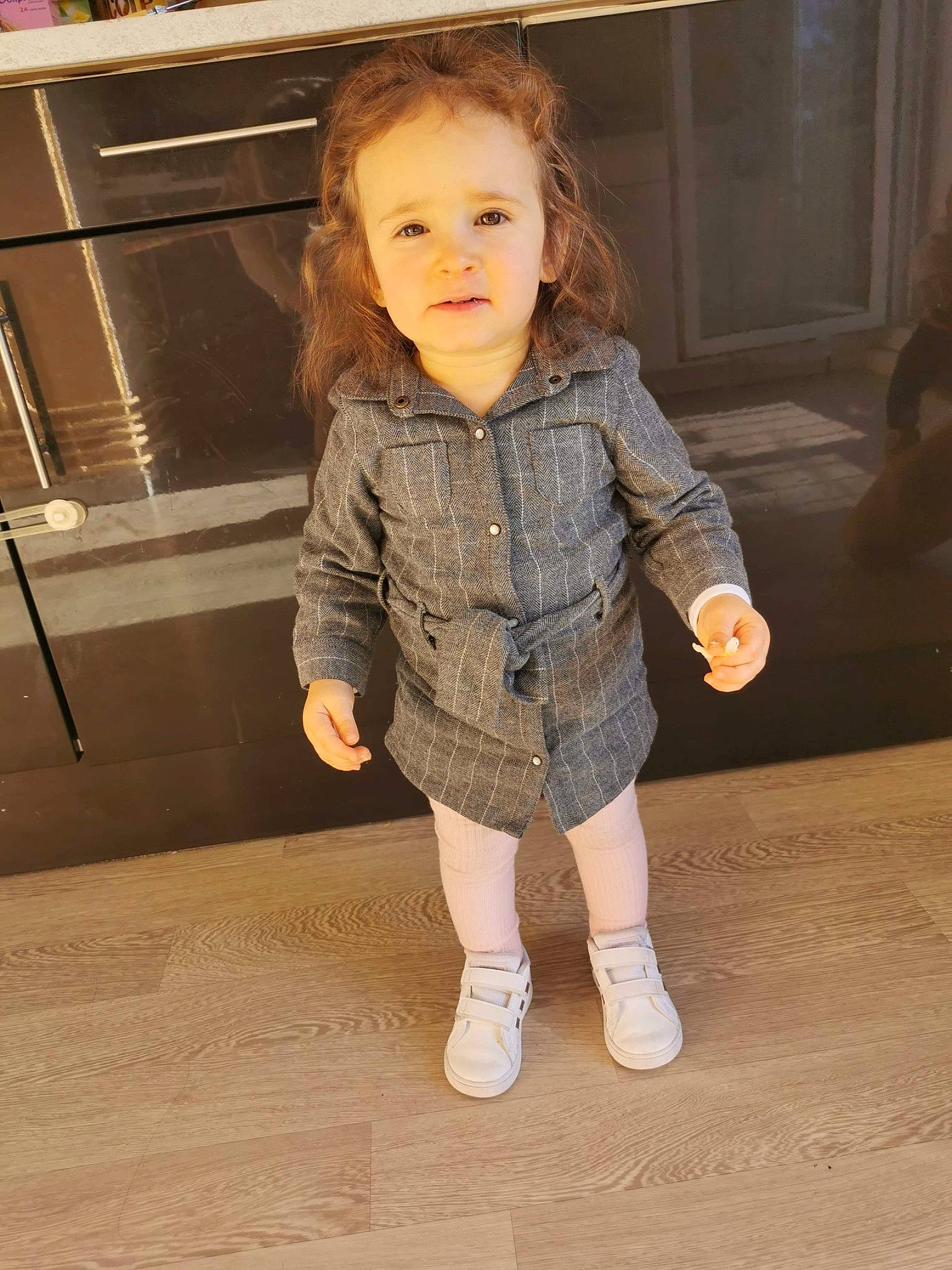 Iliana participe au concours pour gagner de l'argent avec cette photo : child, child_model, floor, footwear, joint, knee, leg, outerwear, person, shoe, sleeve, standing, toddler