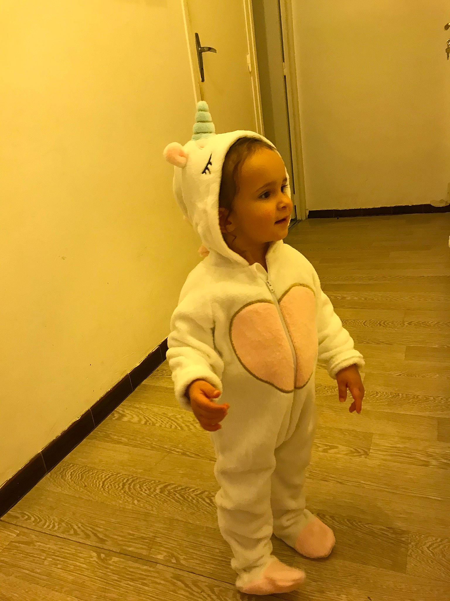 Iliana a rejoint le concours — aidez-le/la à gagner de superbes lots ! arm, costume, floor, joint, person, shoulder