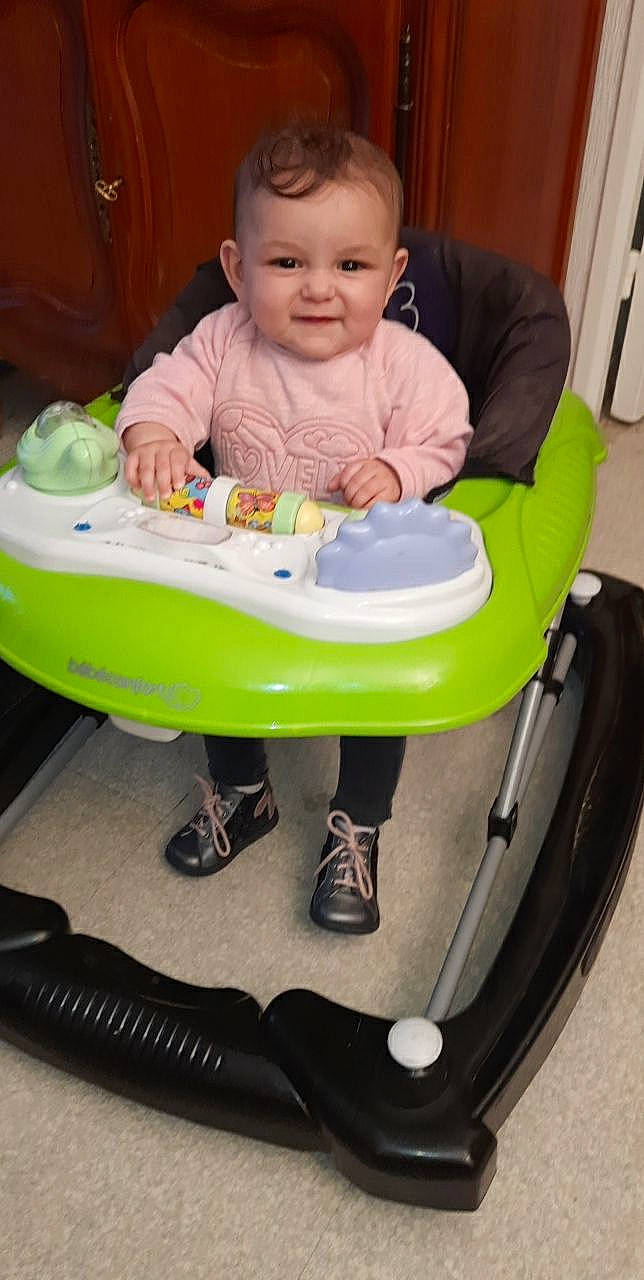 Assia a rejoint le concours — aidez-le/la à gagner de superbes lots ! baby, baby_products, baby_safety, baby_toddler_clothing, bag, chair, child, comfort, fun, gadget, green, happy, joy, person, plastic, product, sitting, smile, sneakers, toddler