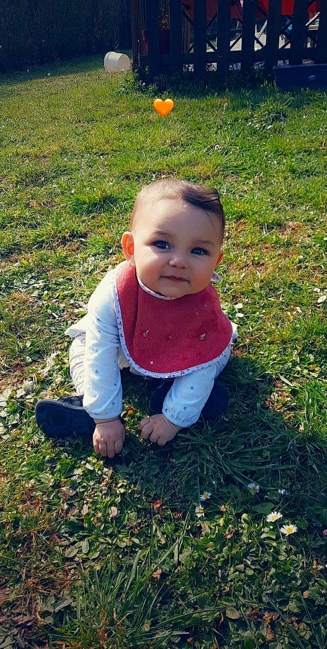 Assia a rejoint le concours — aidez-le/la à gagner de superbes lots ! baby, baby_toddler_clothing, botany, child, crawling, face, grass, grass_family, groundcover, happy, head, joy, lawn, leaf, people, people_in_nature, person, plant, smile, sunlight