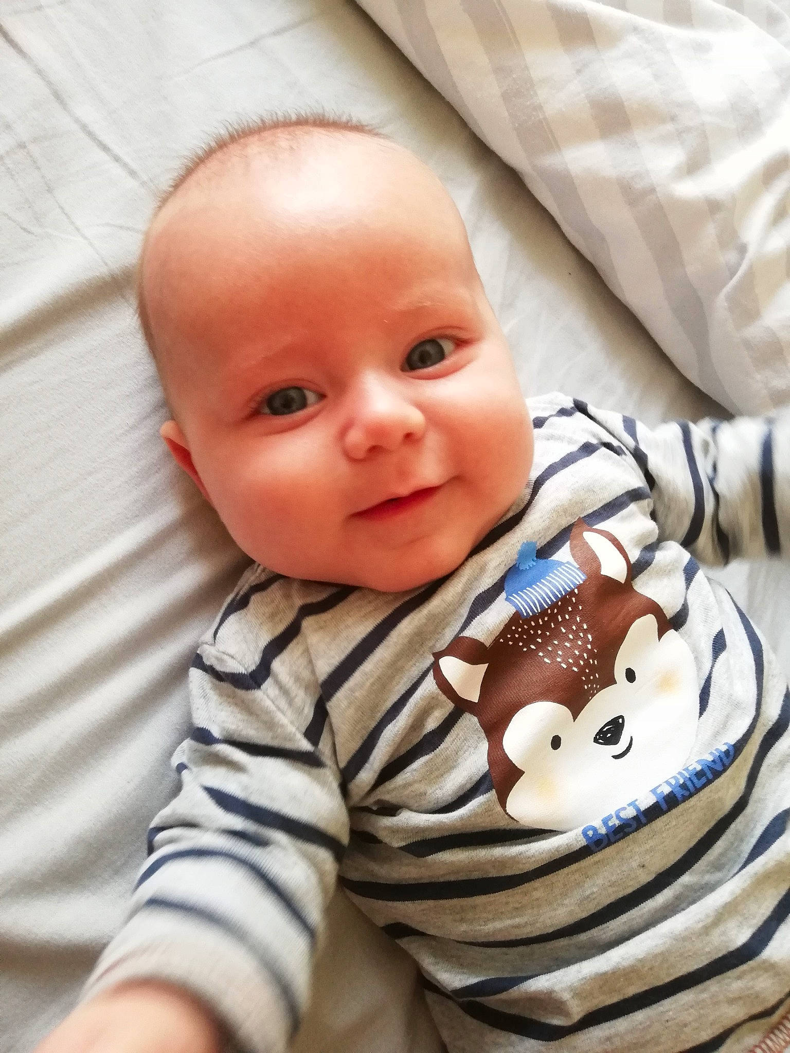 Maël a rejoint le concours — aidez-le/la à gagner de superbes lots ! baby, baby_toddler_clothing, cheek, chin, comfort, eye, eyebrow, face, hairstyle, happy, head, iris, linens, mouth, nose, person, skin, sleeve, smile, textile