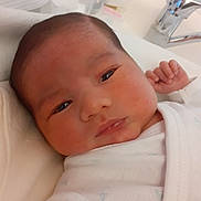François a rejoint le concours — aidez-le/la à gagner de superbes lots ! baby, bed, blanket, closeup, cute, eyes, face, hand, human, indoor, infant, mouth, newborn, portrait, resting, skin, sleepy, soft_light, white_clothing, young_child