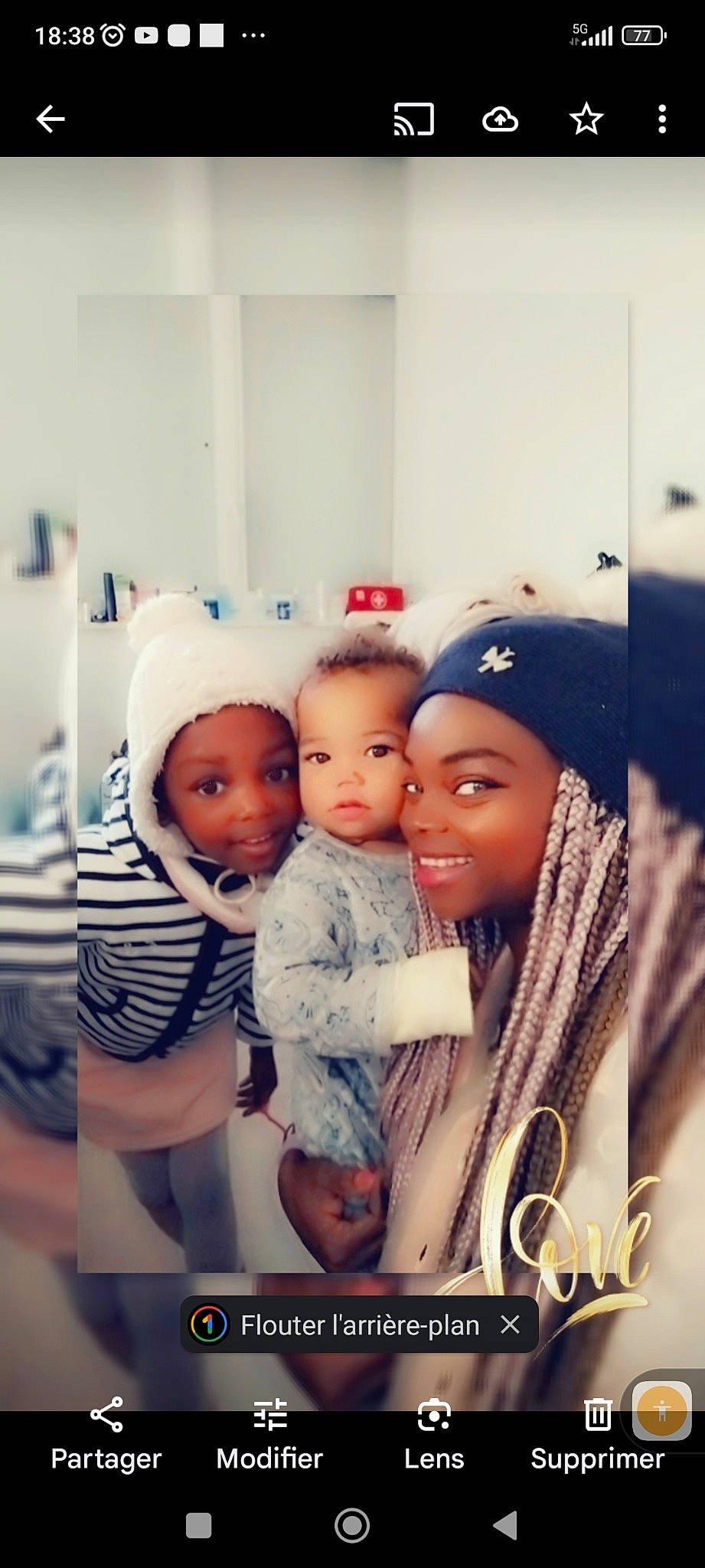 Manoe a rejoint le concours — aidez-le/la à gagner de superbes lots ! baby, beanie, cap, child, event, facial_expression, fashion_design, flash_photography, friendship, fun, happy, headwear, jewellery, joy, knit_cap, love, person, portrait_photography, selfie, sitting