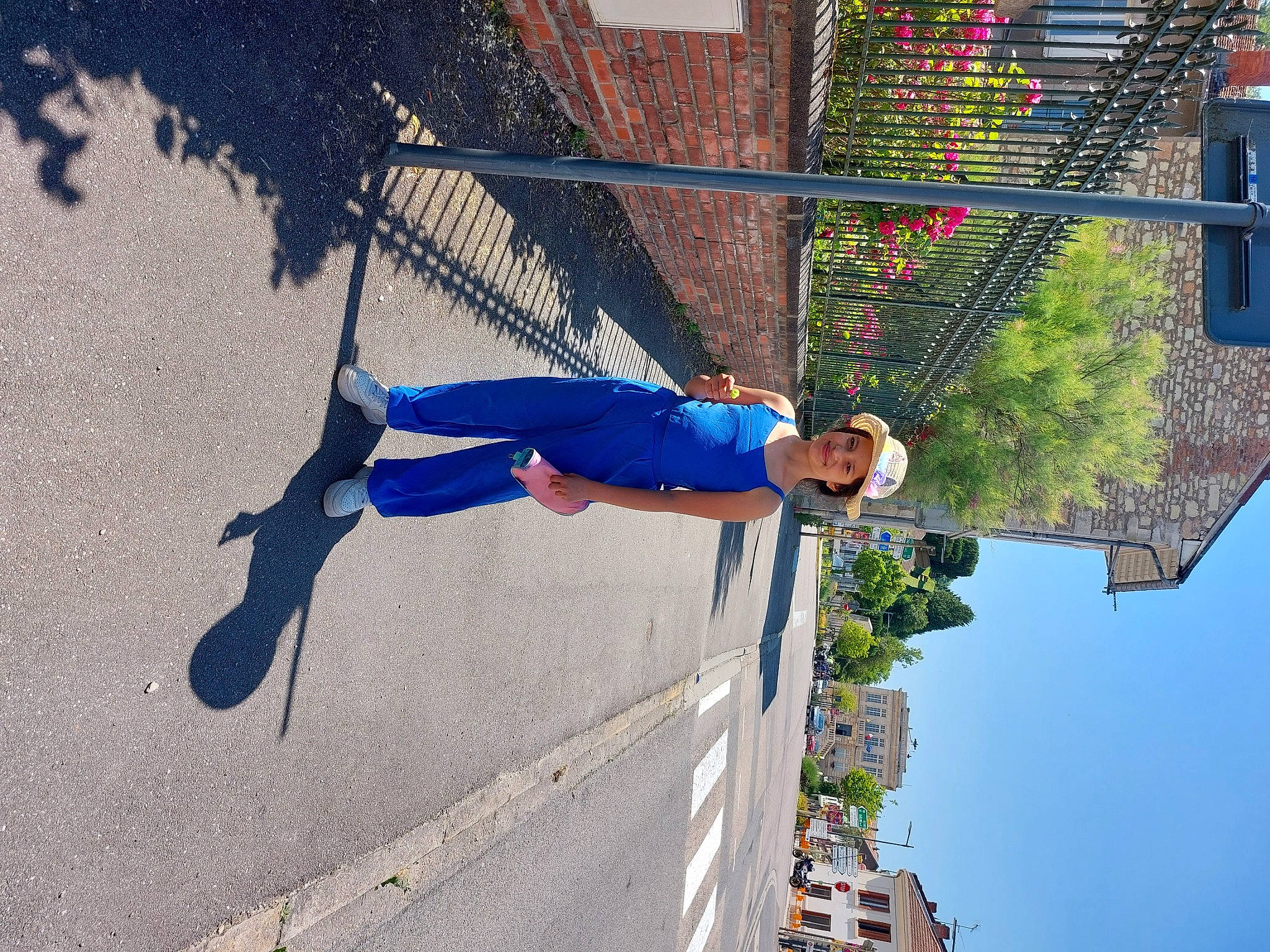 Melek participe au concours pour gagner de l'argent avec cette photo : adventure, denim, electric_blue, facade, fun, headwear, joy, leisure, line, person, plant, pole, public_utility, recreation, rope, shadow, sidewalk, sky, slope, sport_climbing