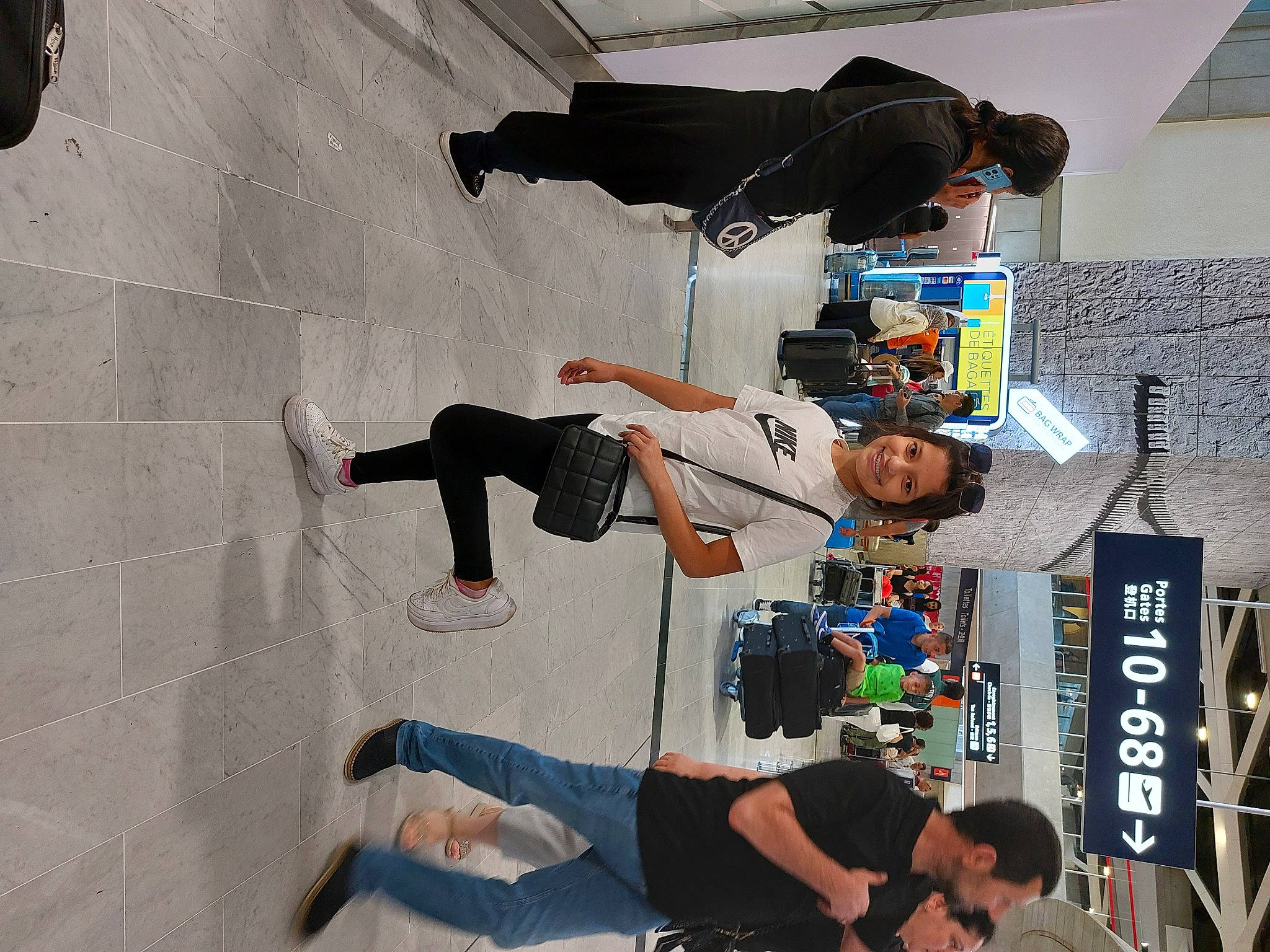 Melek a rejoint le concours — aidez-le/la à gagner de superbes lots ! adventure, art, elbow, engineering, font, footwear, fun, joy, outdoor_shoe, person, recreation, room, t_shirt, walking_shoe, wrist