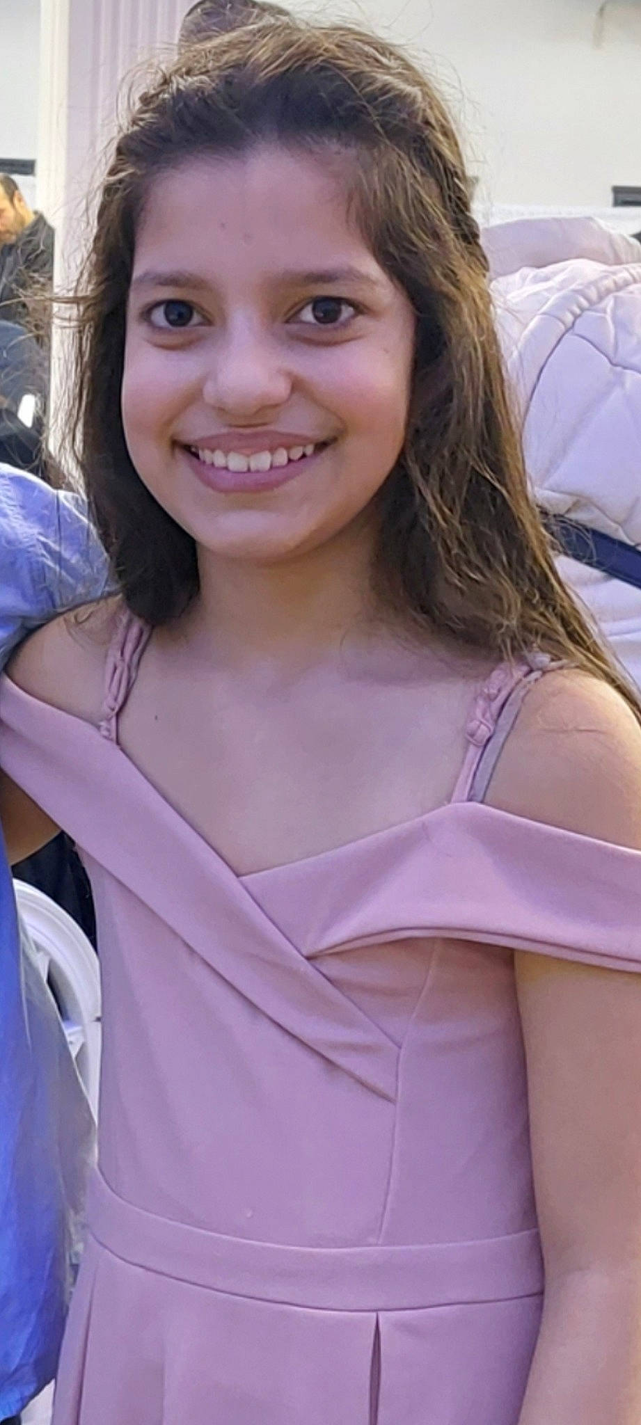 Melek participe au concours pour gagner de l'argent avec cette photo : beauty, black_hair, blond, brown_hair, chin, electric_blue, event, eye, eyebrow, hair, hairstyle, happy, head, joy, layered_hair, lip, long_hair, person, purple, shoulder