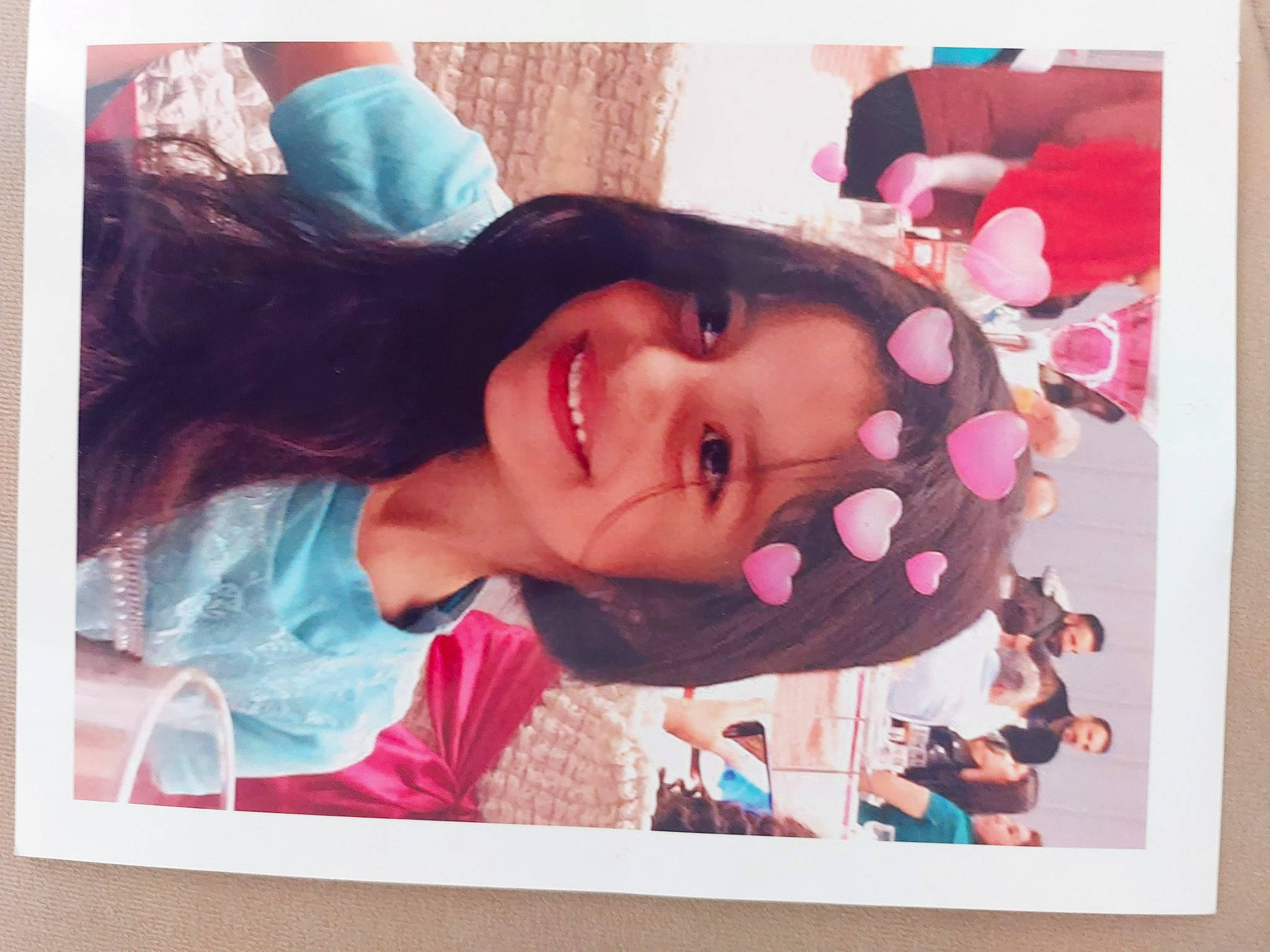 Melek participe au concours pour gagner de l'argent avec cette photo : art, bangs, blurred, child, display_device, eyelash, fashion_accessory, happy, joy, laugh, lip, magenta, nose, pattern, person, picture_frame, pink, plant, room, selfie